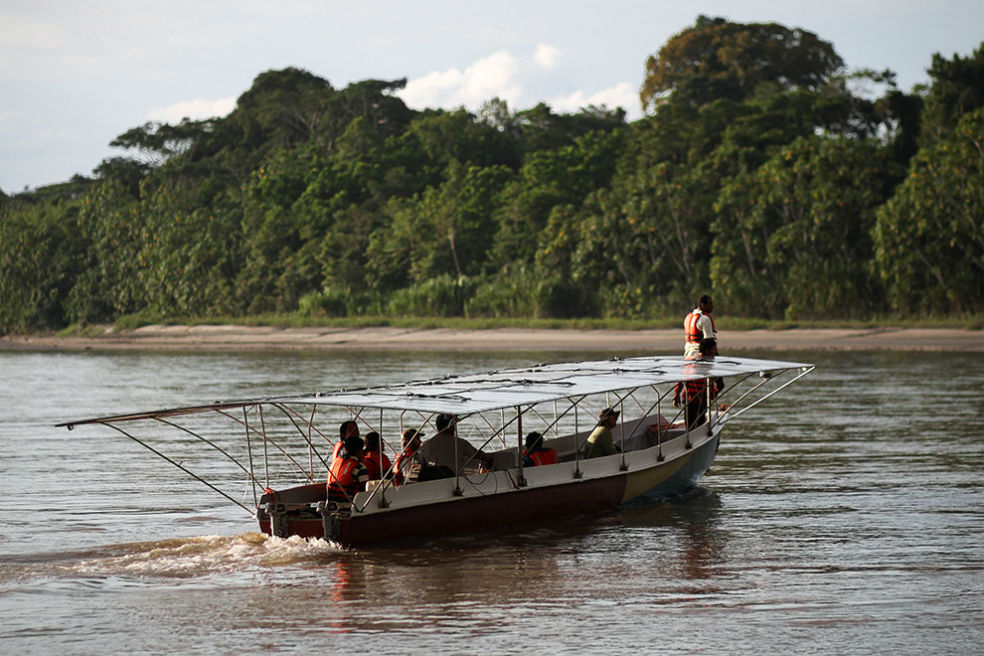 Zarpó la primera canoa de indígenas amazónicos potenciada con energía solar