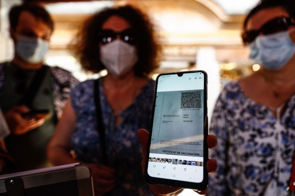Francia impone un certificado de vacunación para entrar a lugares concurridos