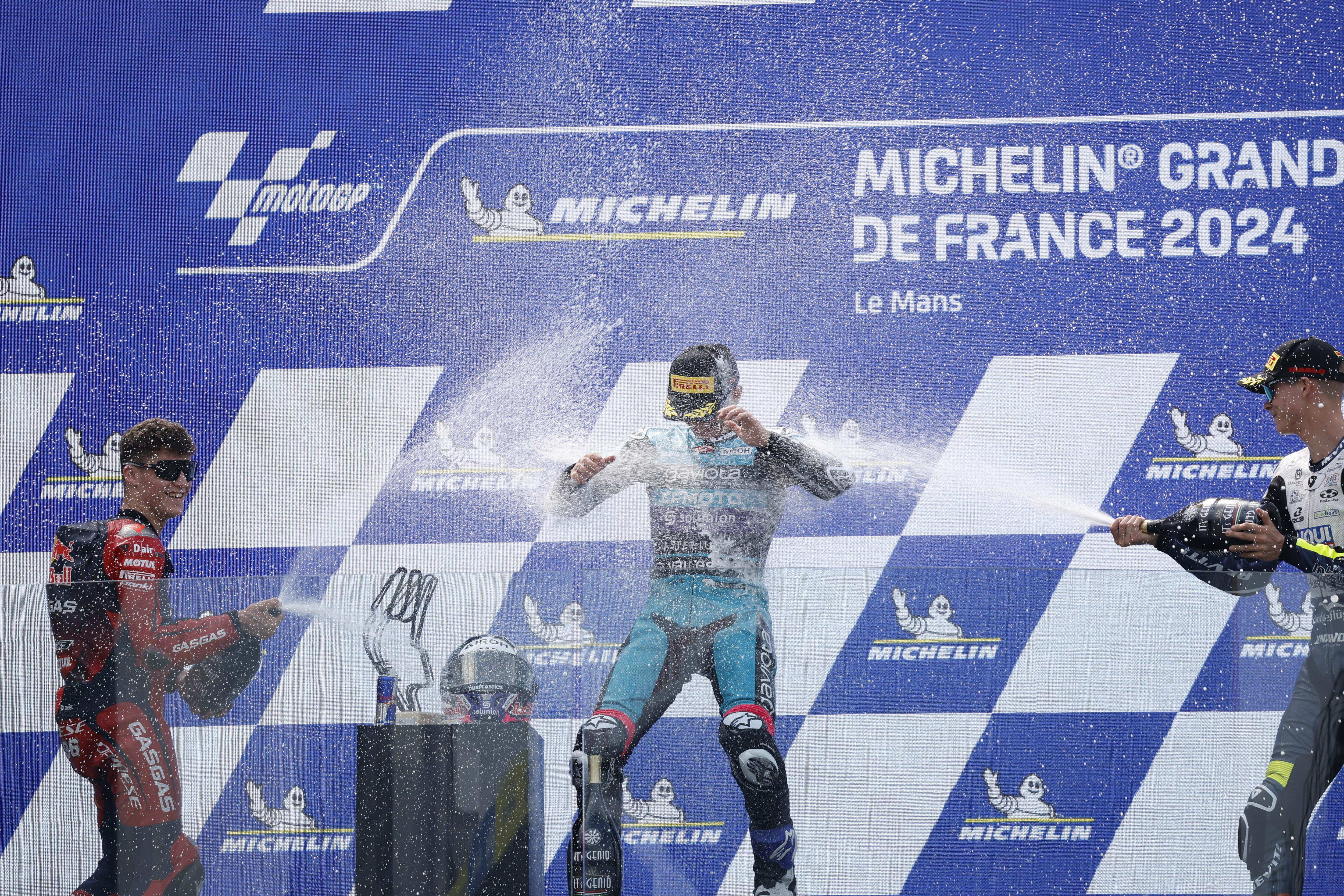 Le Mans (France), 12/05/2024.- (L-R) Second place winner Spanish Moto3 rider Daniel Holgado, of Red Bull GasGas Tech3 team and first place winner Colombian Moto3 rider David Alonso, of CFMOTO Aspart Team, Dutch Moto3 rider, Collin Veijer, of Liqui Moly Husqvarna Intact GP team, celebrate on the podium for the Moto3 race at the French Motorcycling Grand Prix in Le Mans, France, 12 May 2024. (Motociclismo, Ciclismo, Francia) EFE/EPA/YOAN VALAT