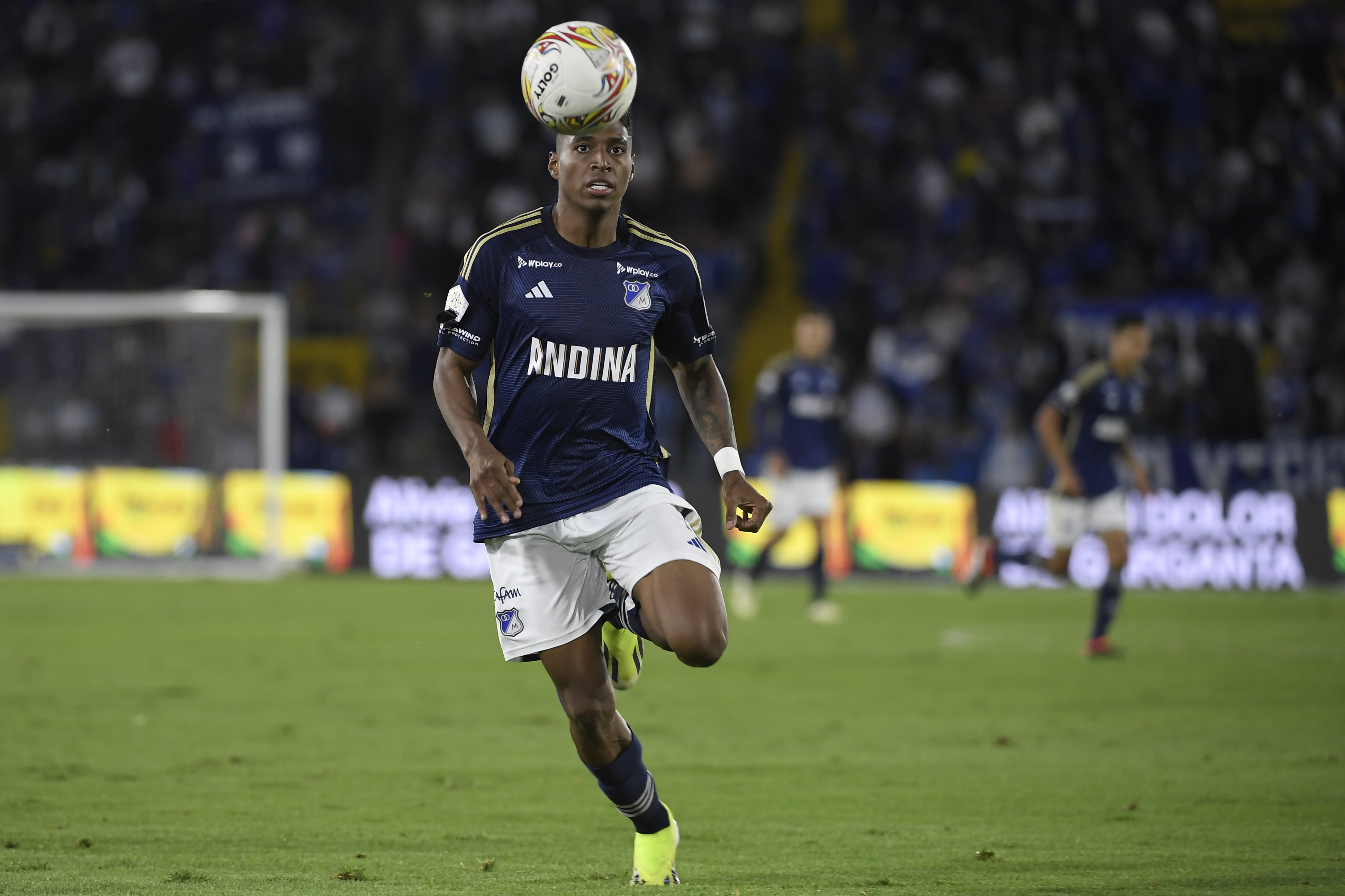 Futbolista colombiano, extremo de Millonarios, en el partido ante Boyacá Chicó por la última fecha de la Liga BetPlay 2024-I.