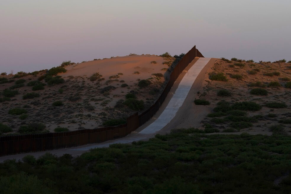 El profesor de EE.UU. que fue enviado a juicio por dejarle agua a migrantes en el desierto