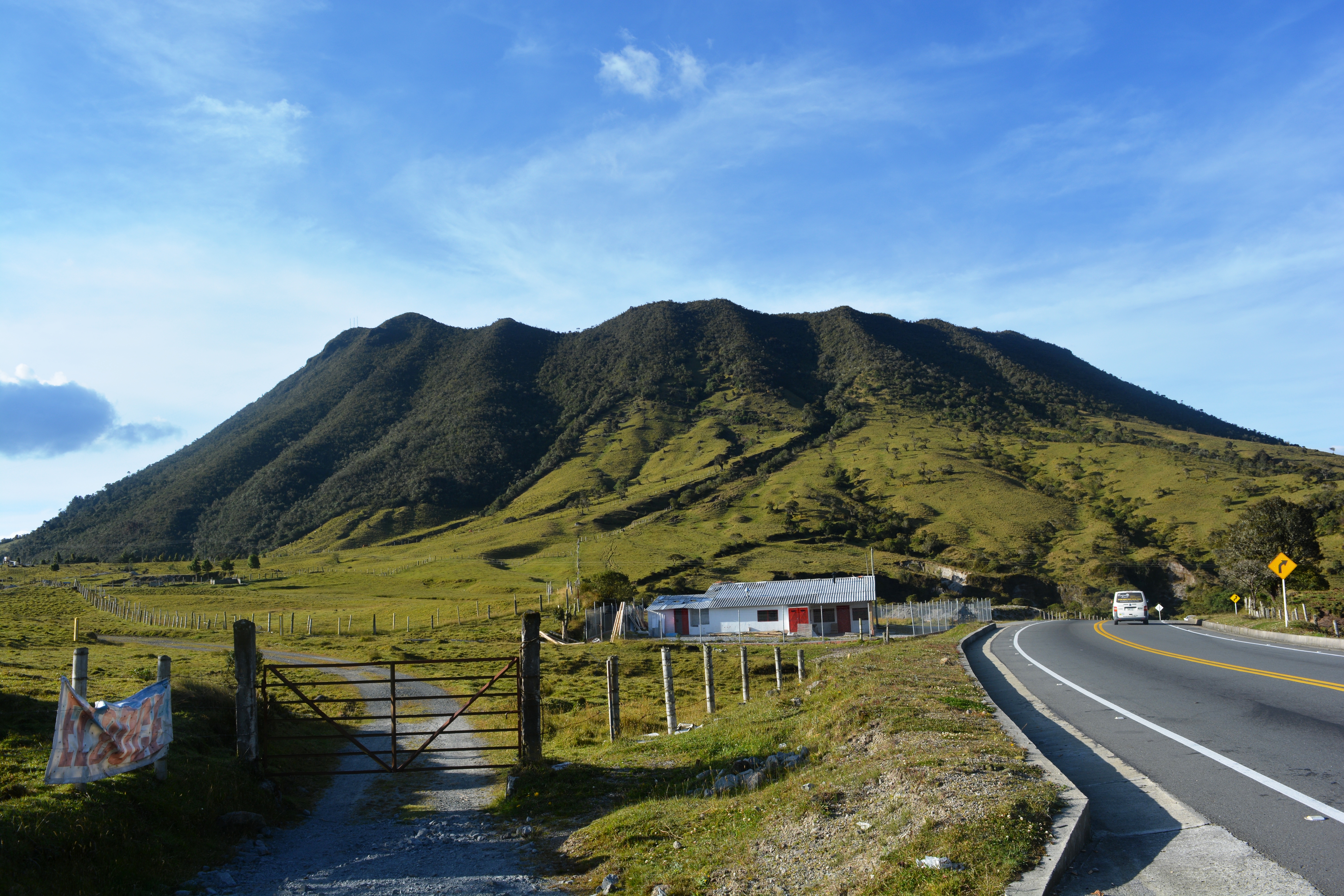 No, los gases de las laderas del volcán Cerro Bravo no son volcánicos