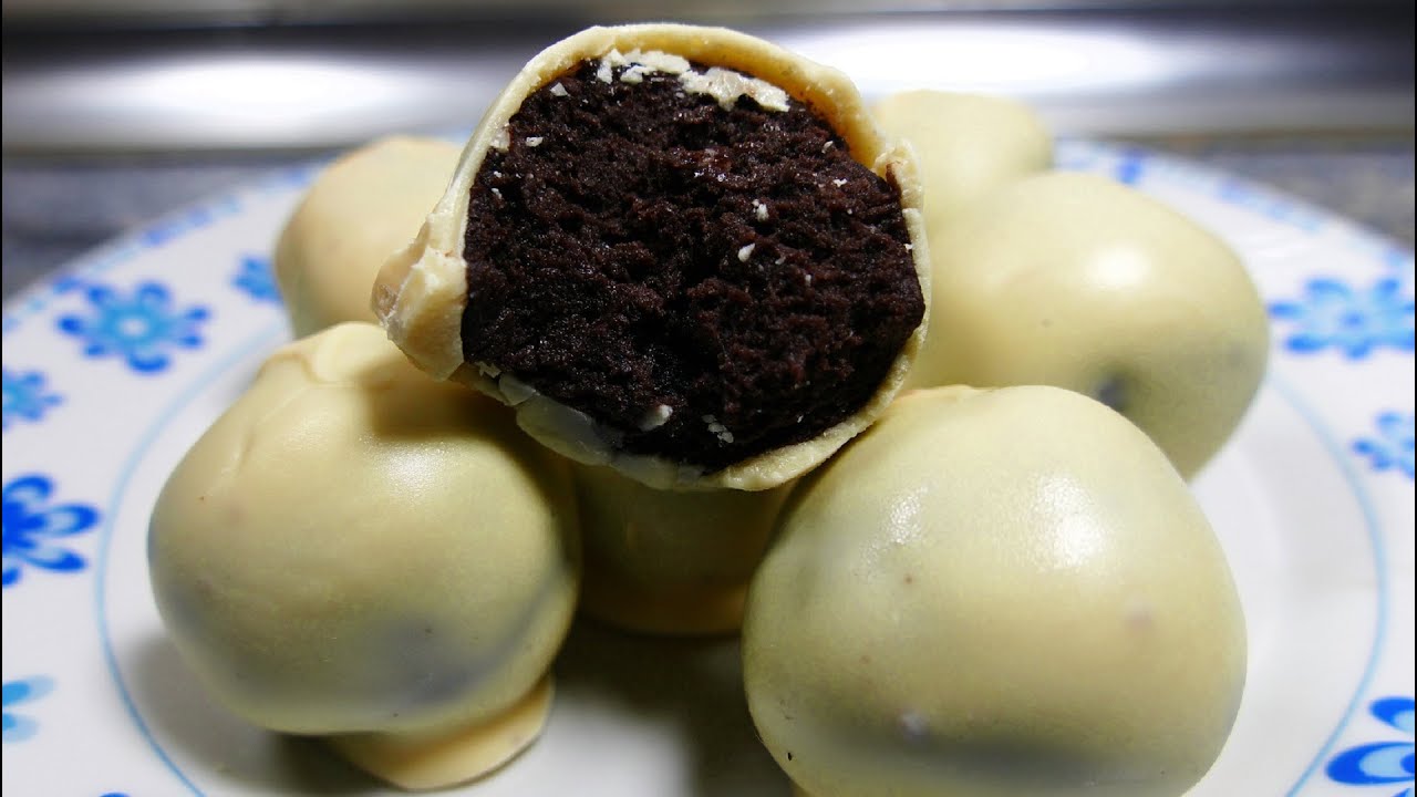 Está preparación es muy fácil de hacer. Se deben triturar las galletas, con la crema incluida. Luego mezclamos el queso crema con las boronas y formamos bolitas, póngales chocolate al gusto. Colóquelas en un recipiente con papel parafinado para que no peguen. Finalmente deje en el congelador por una hora o más.