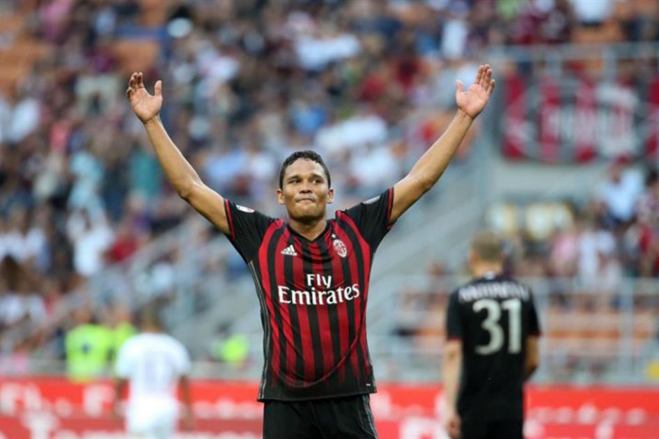 Carlos Bacca, figura en Italia: marcó triplete en triunfo del Milán ante el Torino