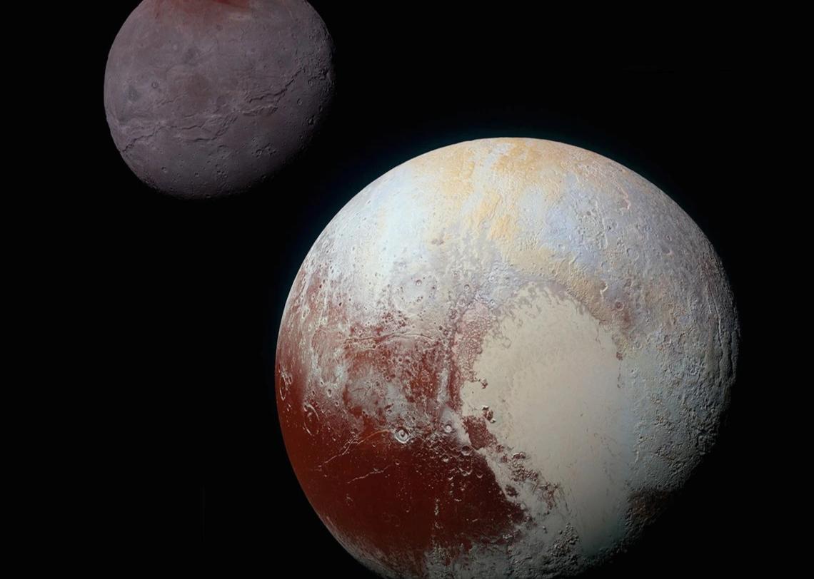 Composición de imágenes en color mejoradas de Plutón (abajo a la derecha) y Caronte (arriba a la izquierda) tomada por la nave espacial New Horizons de la NASA.