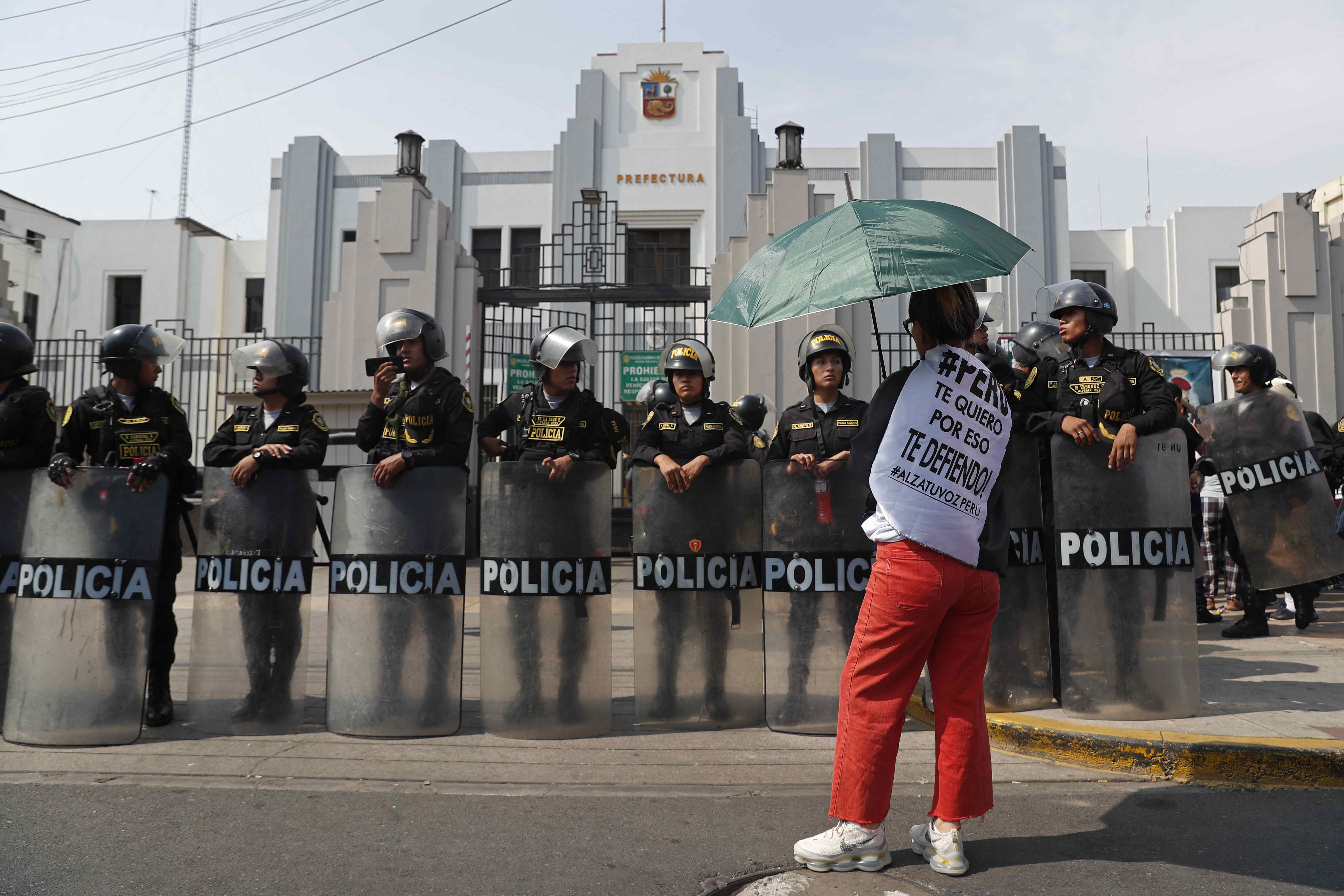 AME7775. LIMA (PERÚ), 21/01/2023.- Policías vigilan hoy la sede de la Prefectura, donde se encuentran los manifestantes detenidos, en Lima (Perú). La Policía Nacional de Perú (PNP) detuvo este sábado a más de 200 personas tras el desalojo del campus de la Universidad Mayor de San Marcos (UNMSM) de Lima, donde cientos de manifestantes venidos de todo el país acampaban desde el miércoles para participar en las marchas antigubernamentales en la capital, informó un vocero del Ministerio Público. EFE/Paolo Aguilar