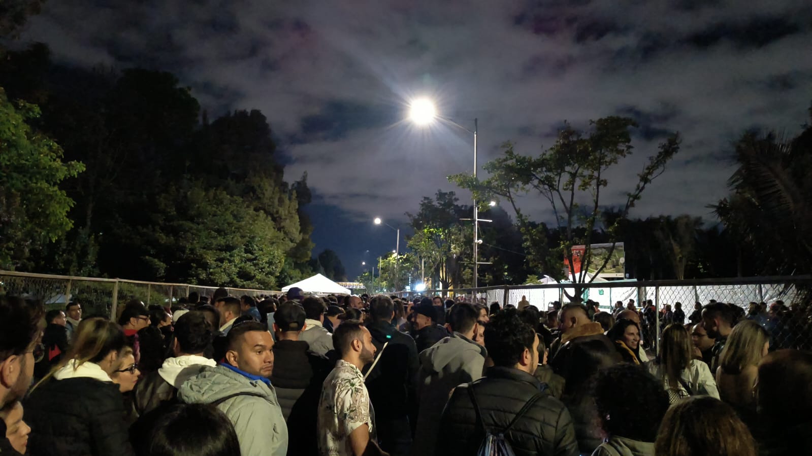Reportan retrasos en el ingreso del concierto “Vive la Salsa” en el Simón Bolívar