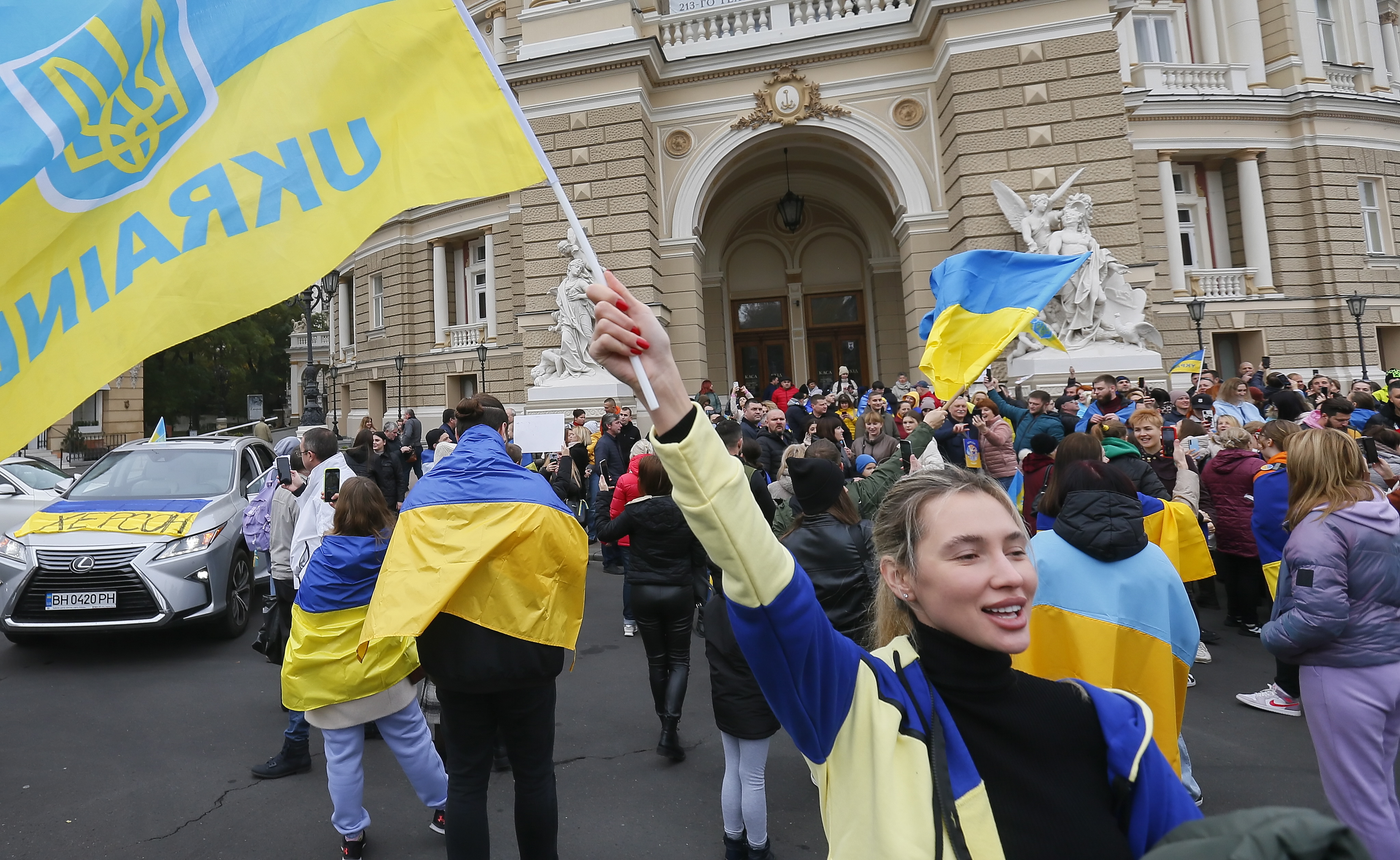 Odesa (Ukraine), 12/11/2022.- Ukrainians who lived in Kherson and left it due to the Russian occupation, celebrate in downtown of the South Ukrainian city of Odesa, 12 November 2022. Ukrainian troops came into Kherson on 11 November to continue to retake the South of Ukraine from Russian troops. Russian troops entered Ukraine on 24 February 2022 starting a conflict that has provoked destruction and a humanitarian crisis. (Rusia, Ucrania) EFE/EPA/STR