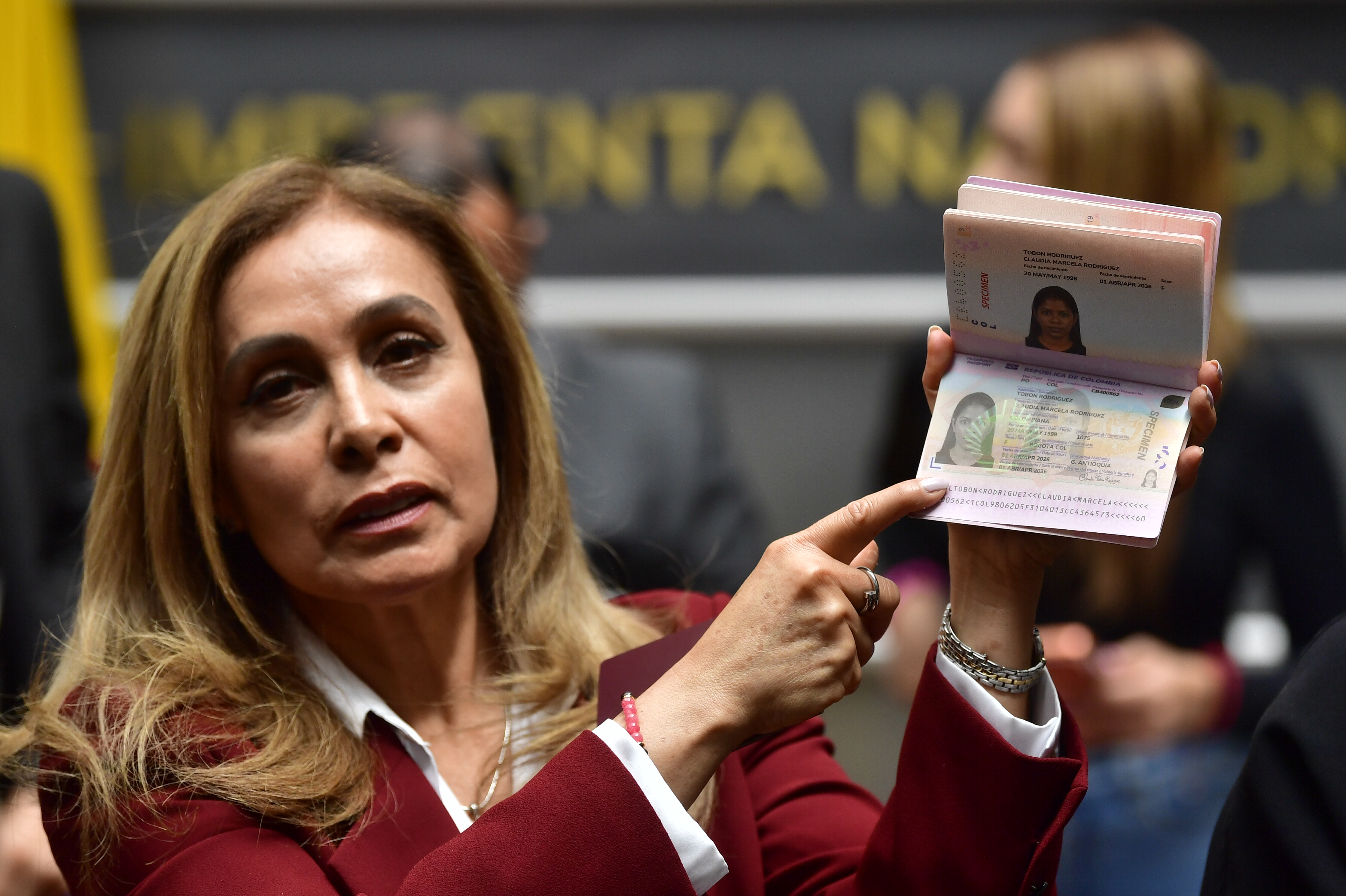 Gerente de la Imprenta Nacional durante la presentación del nuevo modelo de pasaporte colombiano
