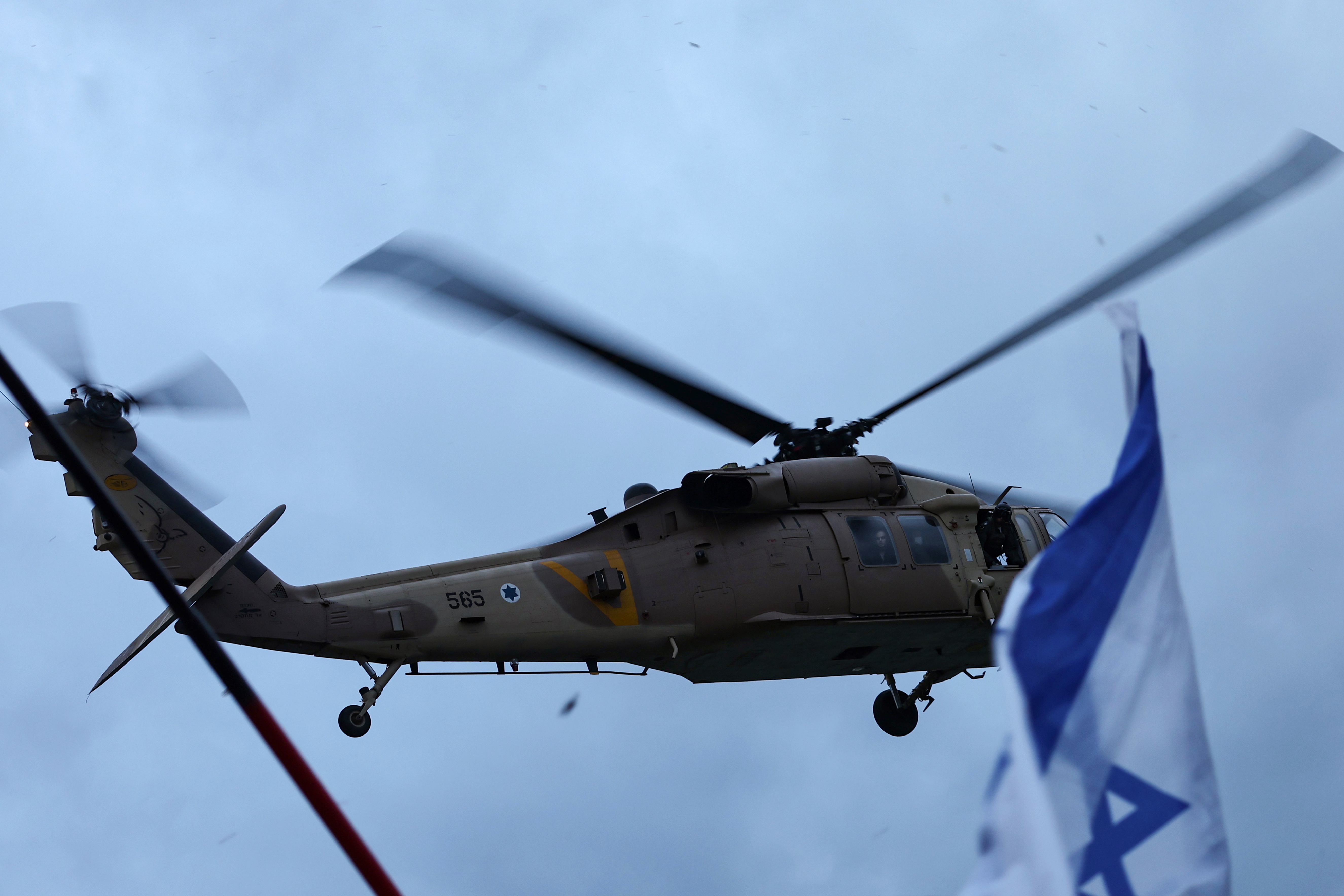 Petah Tikva (Israel), 22/02/2025.- People wave the Israeli flag as a military helicopter transporting freed Israeli hostage Omer Wenkert prepares for landing at Beilinson Hospital Rabin Medical Center in Petah Tikva, Israel, 22 February 2025. Six Israeli hostages were released on 22 February, after being handed over by Hamas to the Red Cross in Gaza as part of the first phase of the Israel-Hamas ceasefire deal. EFE/EPA/ATEF SAFADI