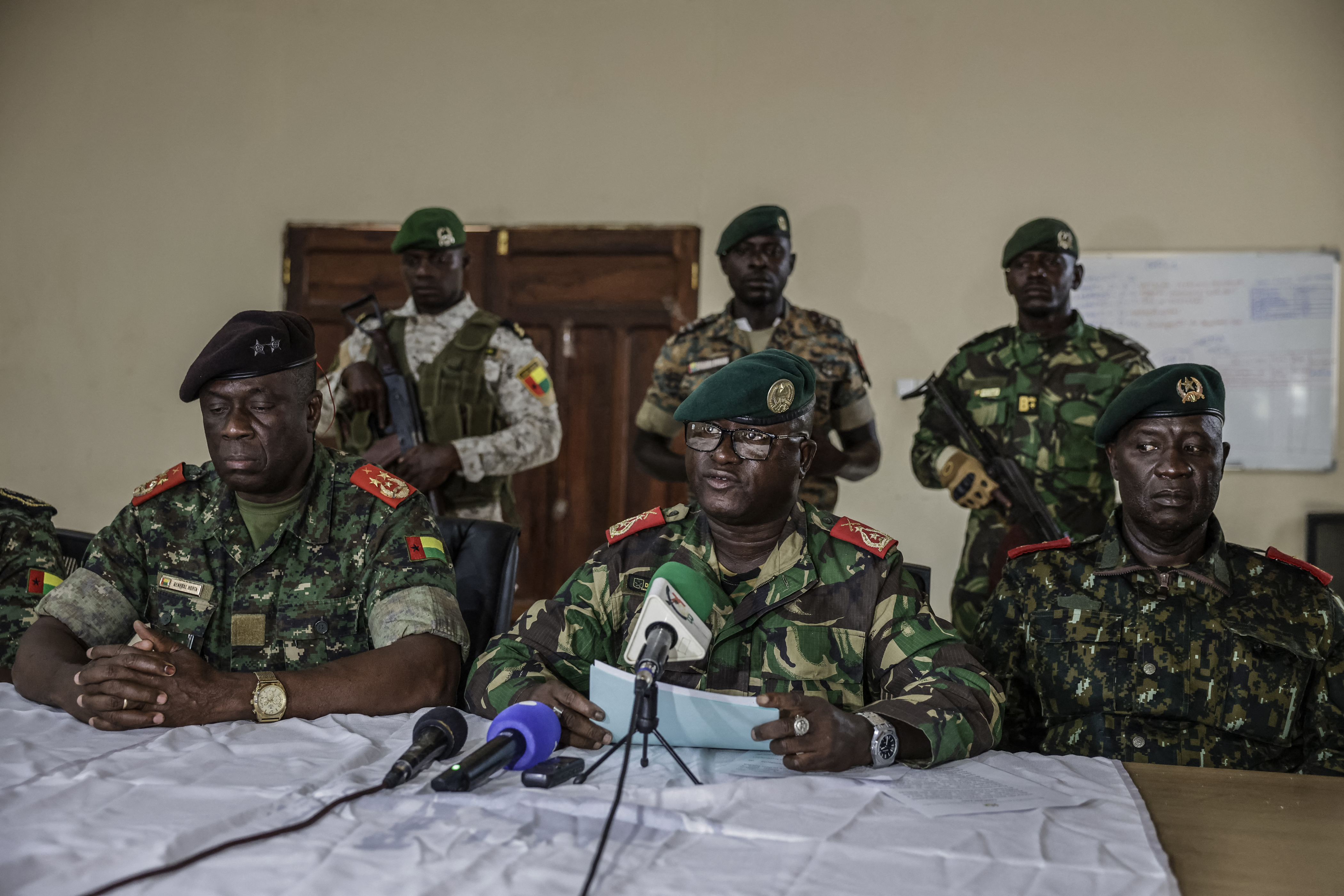 El brigadier general Denis N'Canha (en el centro de la foto), jefe de la oficina militar de la Presidencia de Guinea-Bisáu, celebró una conferencia de prensa sobre el Estado Mayor de las fuerzas armadas el 26 de noviembre de 2025