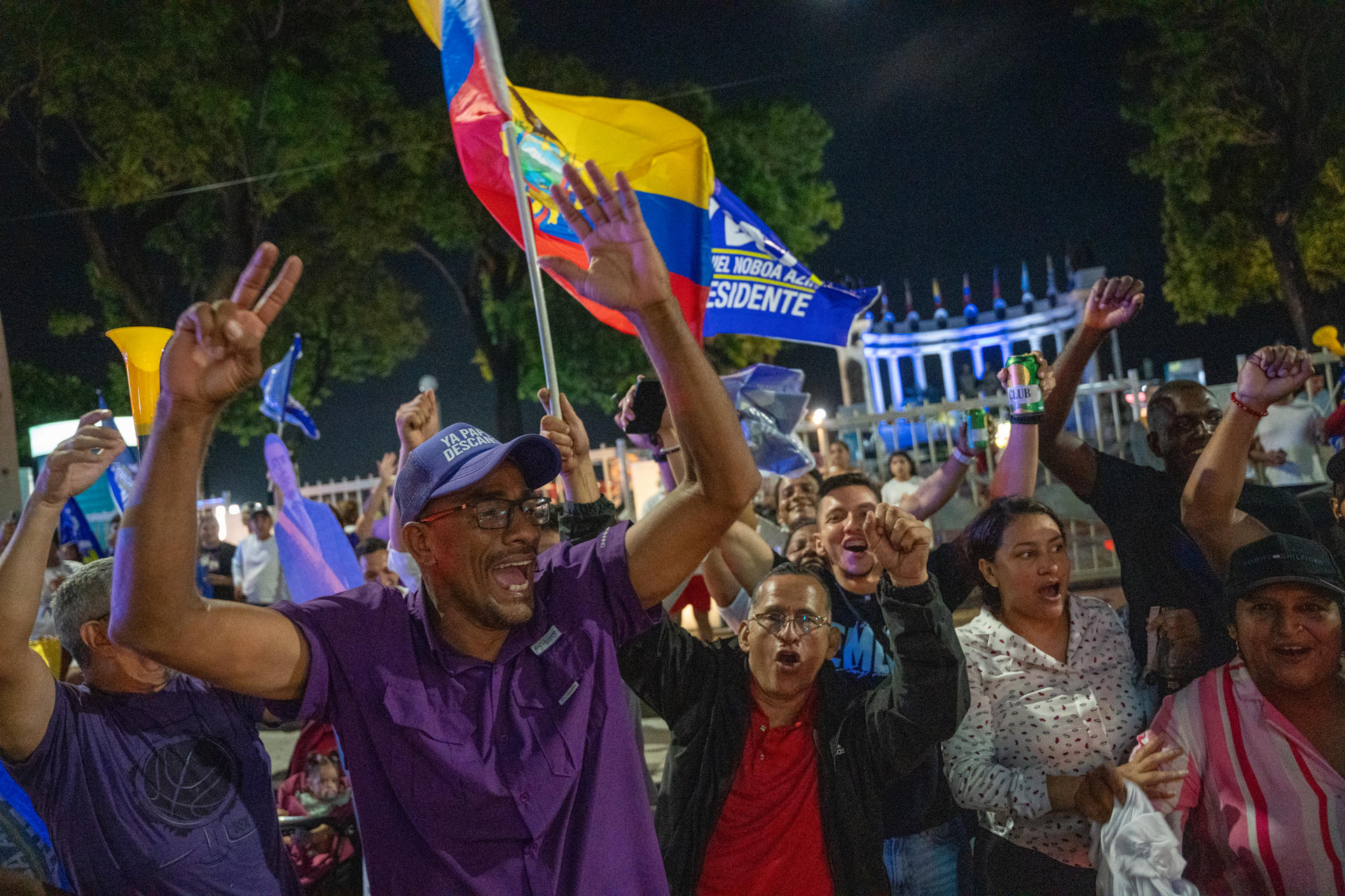 AME9392. GUAYAQUIL (ECUADOR), 13/04/2025.- Simpatizantes de Daniel Noboa celebran este domingo, en Guayaquil (Ecuador). Noboa ha sido reelegido presidente de Ecuador con el 56,13 % de los votos, frente al 43,87 % de la correísta Luisa González, cuando ya se ha escrutado el 75,82 % de las actas, según datos del Consejo Nacional Electoral (CNE). EFE/ Mauricio Torres
