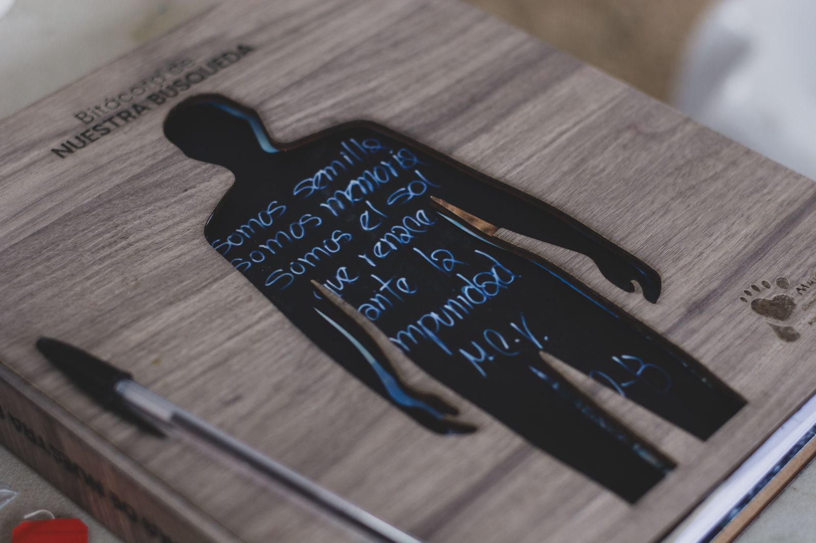 La bitácora de búsqueda es un cuaderno donde las personas que buscan a sus familiares desaparecidos escriben sobre sus luchas y sus recuerdos.
