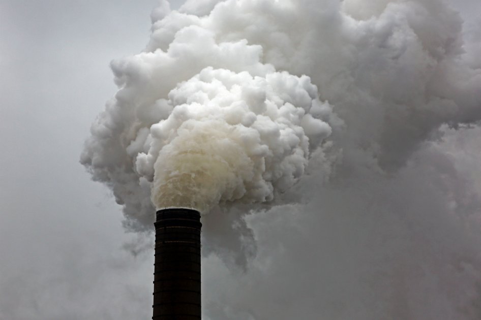 Uno de los locales fue encontrada en flagrancia emitiendo gases y humo negro. /Bloomberg.