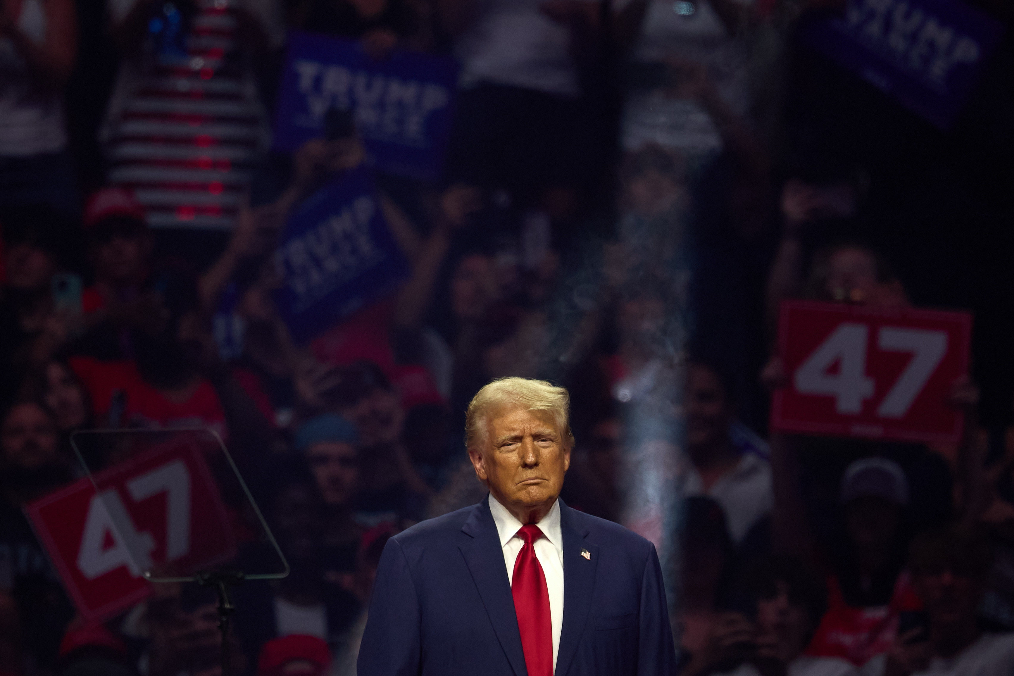 Glendale (United States), 23/08/2024.- Republican presidential nominee Donald J. Trump arrives at an election rally at the Desert Diamond Arena in Glendale, Arizona, USA, 23 August 2024. The US presidential election takes place on 05 November 2024. (Elecciones) EFE/EPA/ALLISON DINNER