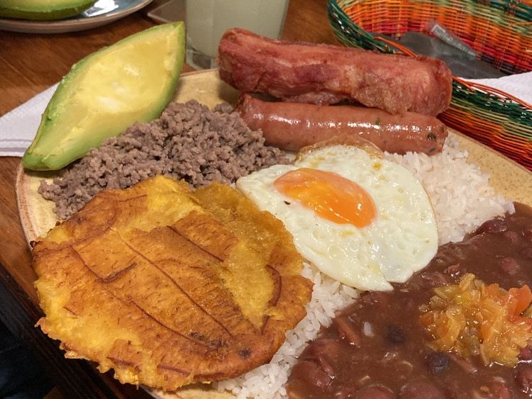 Según Fenalco, el "corrientazo" llegaría a costar, en promedio de 18.000 pesos.