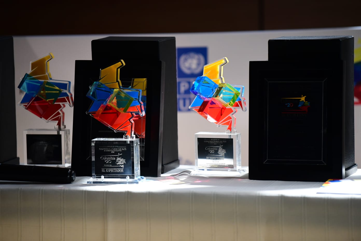 Además del galardón, los ganadores obtendrán becas para maestrías y diplomados en la Facultad de Educación de la Pontificia Universidad Javeriana y acceso a talleres como “Maestro para la Paz”.