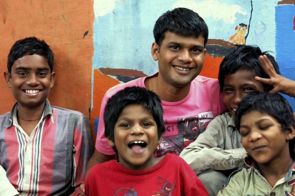 El joven indio Vicky Roy (c), de 26 años, junto a cuatro niños de la calle acogidos en el centro en el que permaneció él en Nueva Delhi hasta que, gracias a la fotografía -sobre todo a sus imágenes de menores trabajando en la calle-, logró forjarse un futuro./ EFE