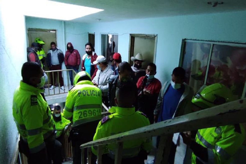 Encuentran a 62 personas consumiendo licor en una gallera y un billar, en Bogotá