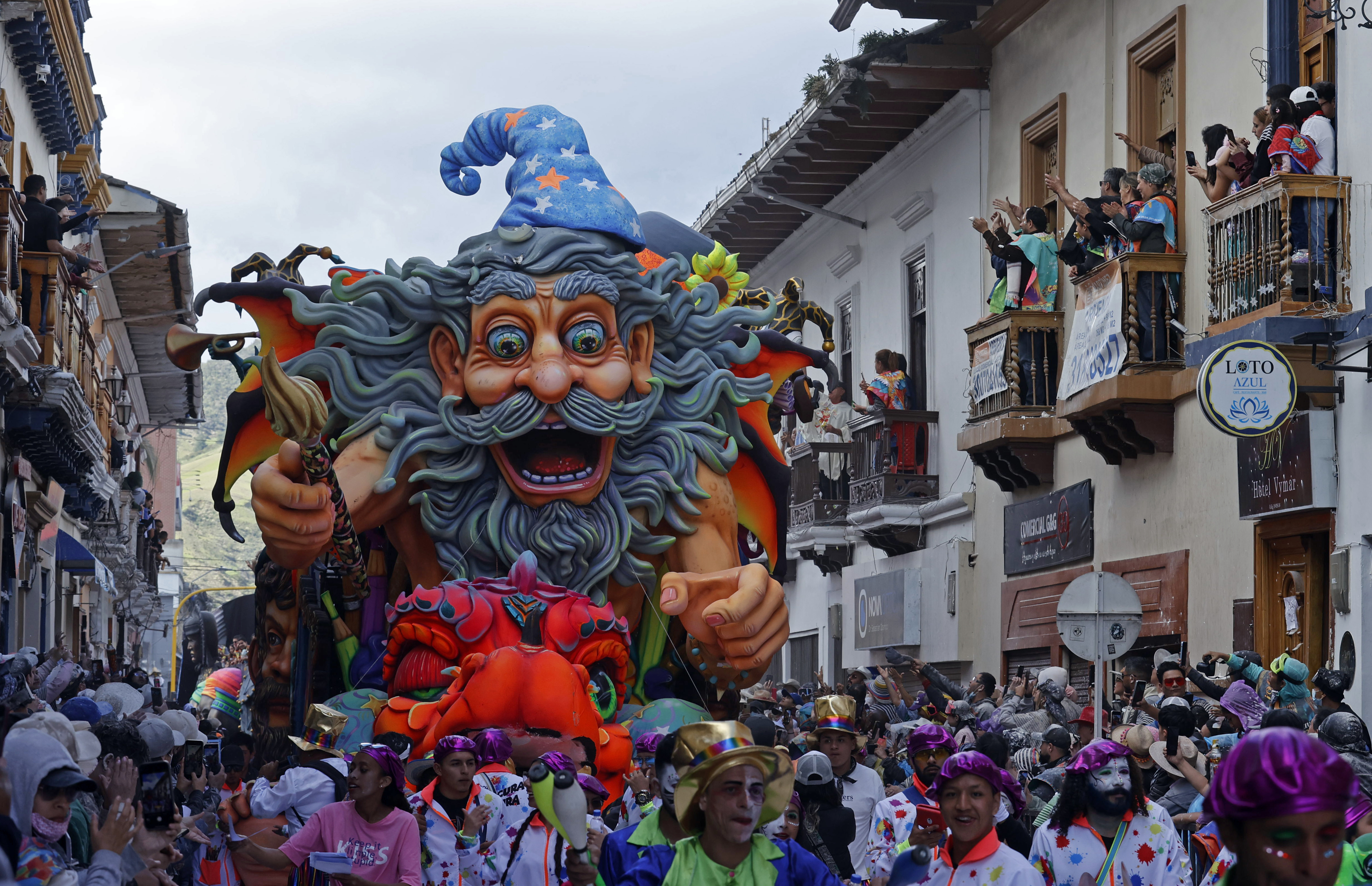 AME9033. PASTO (COLOMBIA), 06/01/2025.- Fotografía de una carroza durante el Desfile Magno en el marco del Carnaval de Negros y Blancos, este lunes en Pasto (Colombia). El Desfile Magno de carrozas se tomó las principales calles en el cierre del Carnaval de Negros y Blancos, proclamado por la Unesco en 2009 como Obra Maestra del Patrimonio Cultural Inmaterial de la Humanidad. EFE/ Mauricio Dueñas Castañeda