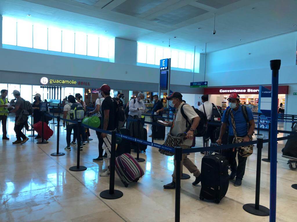 Vuelo humanitario trae a 150 colombianos que estaban varados en México