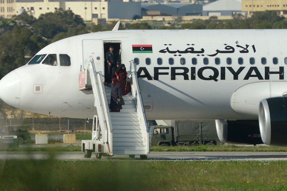 Secuestradores del avión libio se entregaron a la policía en Malta