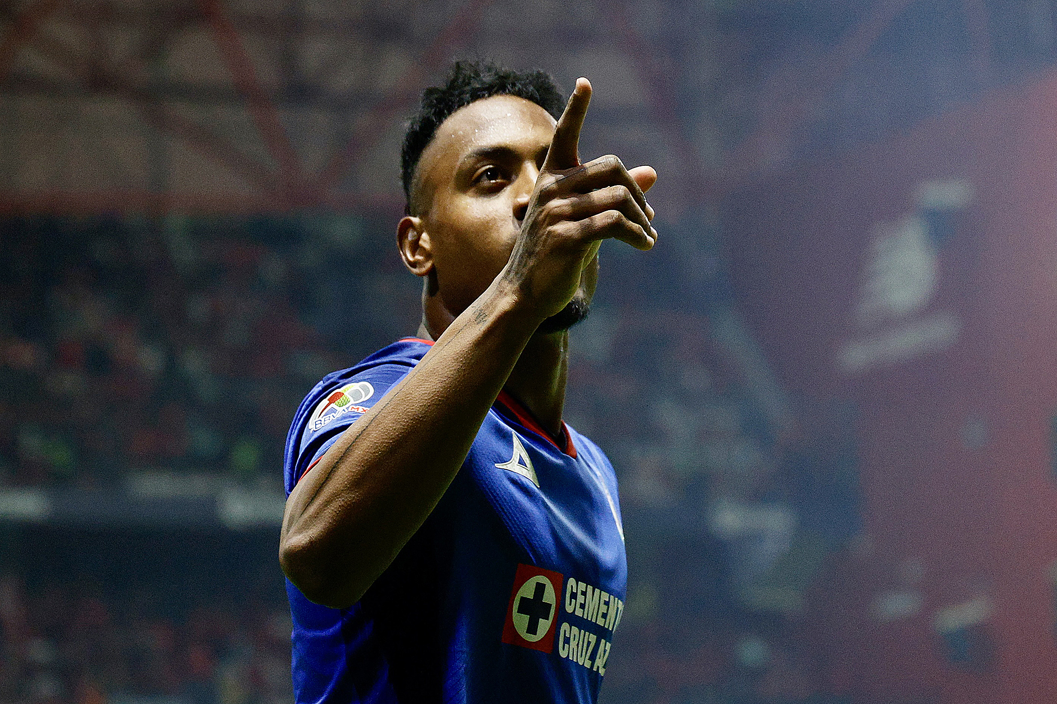 MEX6045. TOLUCA (MÉXICO), 27/04/2024.- Willer Ditta de Cruz Azul celebra un gol este sábado durante un partido del Torneo Clausura Liga MX entre Toluca y Cruz Azul, en el estadio Nemesio Díez en Toluca (México). EFE/ Felipe Gutiérrez