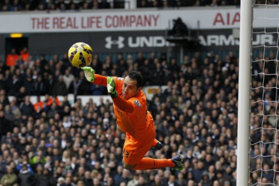 Arsenal, con David Ospina, ganó y se mete en puestos de Champions