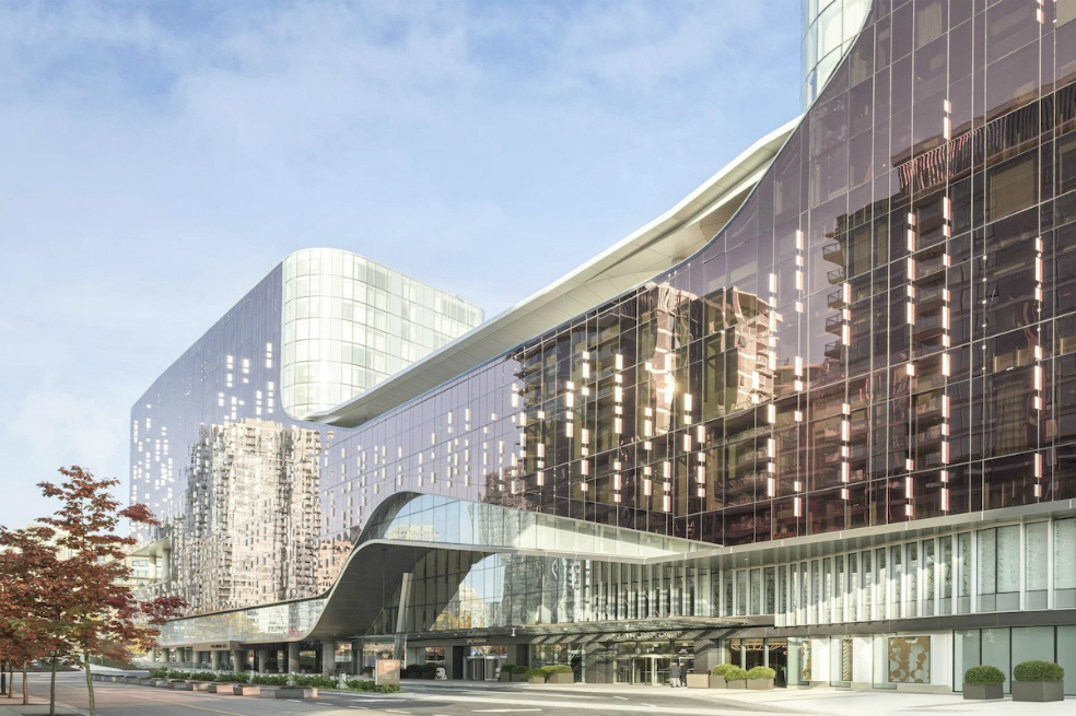 JW Marriott Parq VancouverCortesíaPara una perspectiva con más adrenalina de la belleza natural de Vancouver, atravieza el tambaleante Puente Colgante de Capilano, una de las atracciones más visitadas de Canadá, a solo 20 minutos en carro del centro. El puente cruza coníferas altísimas, colgando muy por arriba del río Capilano y es una experiencia épica para una fotografía en Instagram.