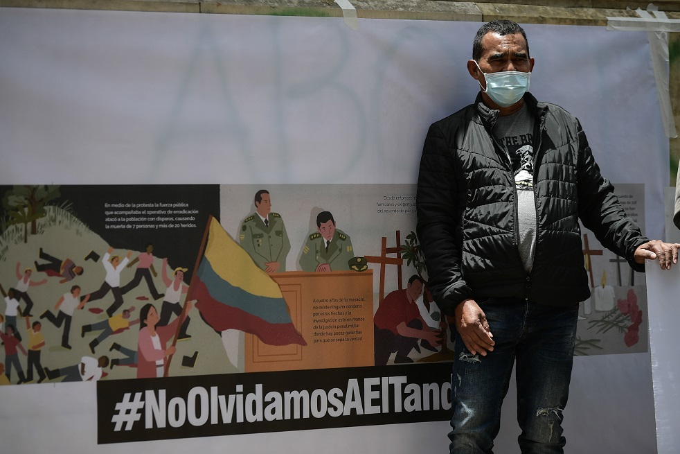 1.	El 5 de octubre de 2017, más de 1.000 campesinos e indígenas awá de la zona rural de Tumaco protestaban en la vereda El Tandil contra los operativos de erradicación forzada de cultivos de coca por la Policía Antinarcóticos en la zona. En medio de las protestas, los miembros de la Policía y los militares del Ejército que los acompañaban abrieron fuego contra los manifestantes. Según los uniformados, sus tropas fueron atacadas por un grupo disidente de las Farc y en respuesta dispararon.
