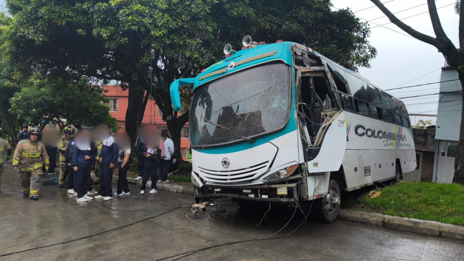Bus escolar con 19 alumnos perdió el control y terminó chocando contra viviendas