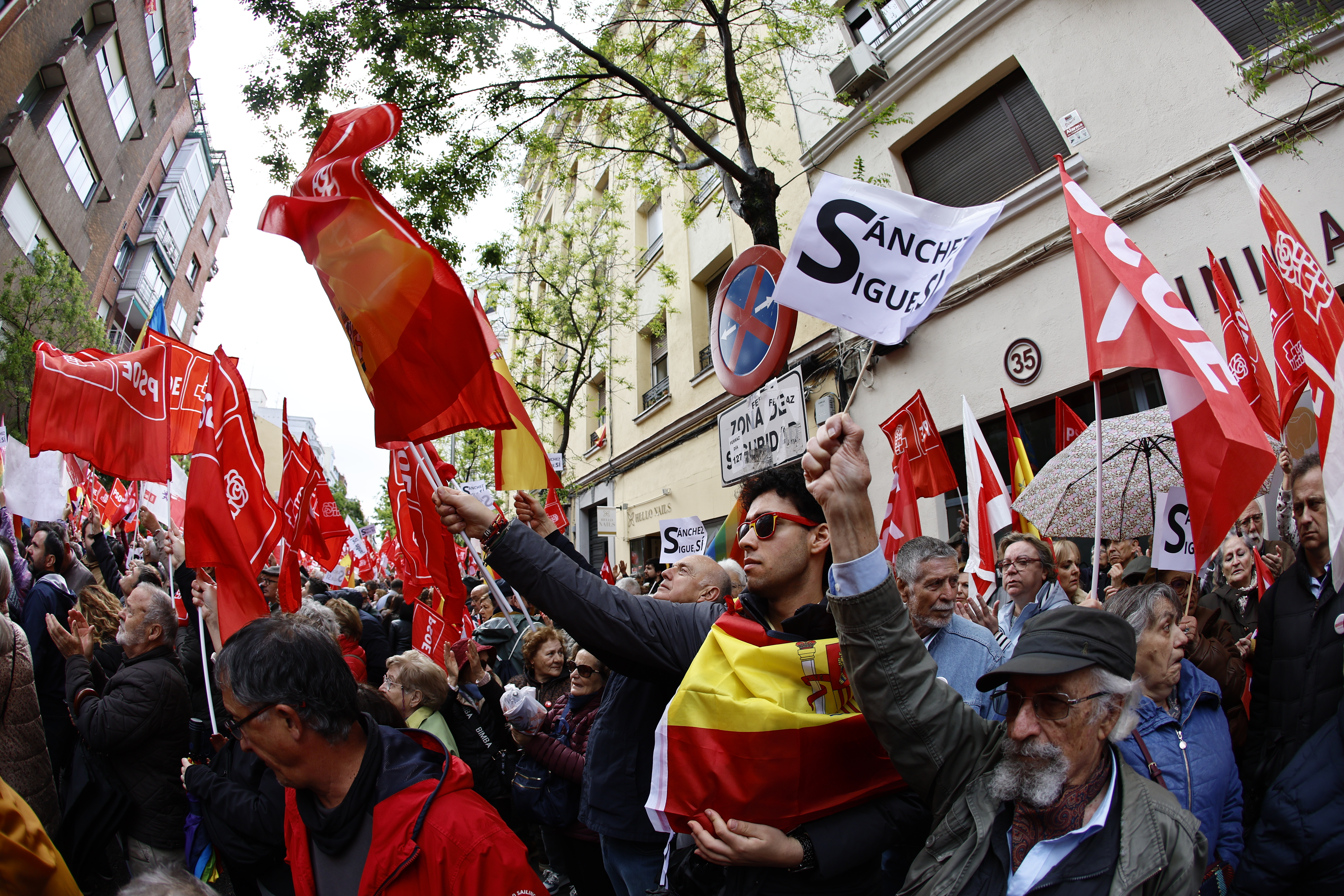 “Pedro, no te vayas”: socialistas españoles le piden a Sánchez que no dimita