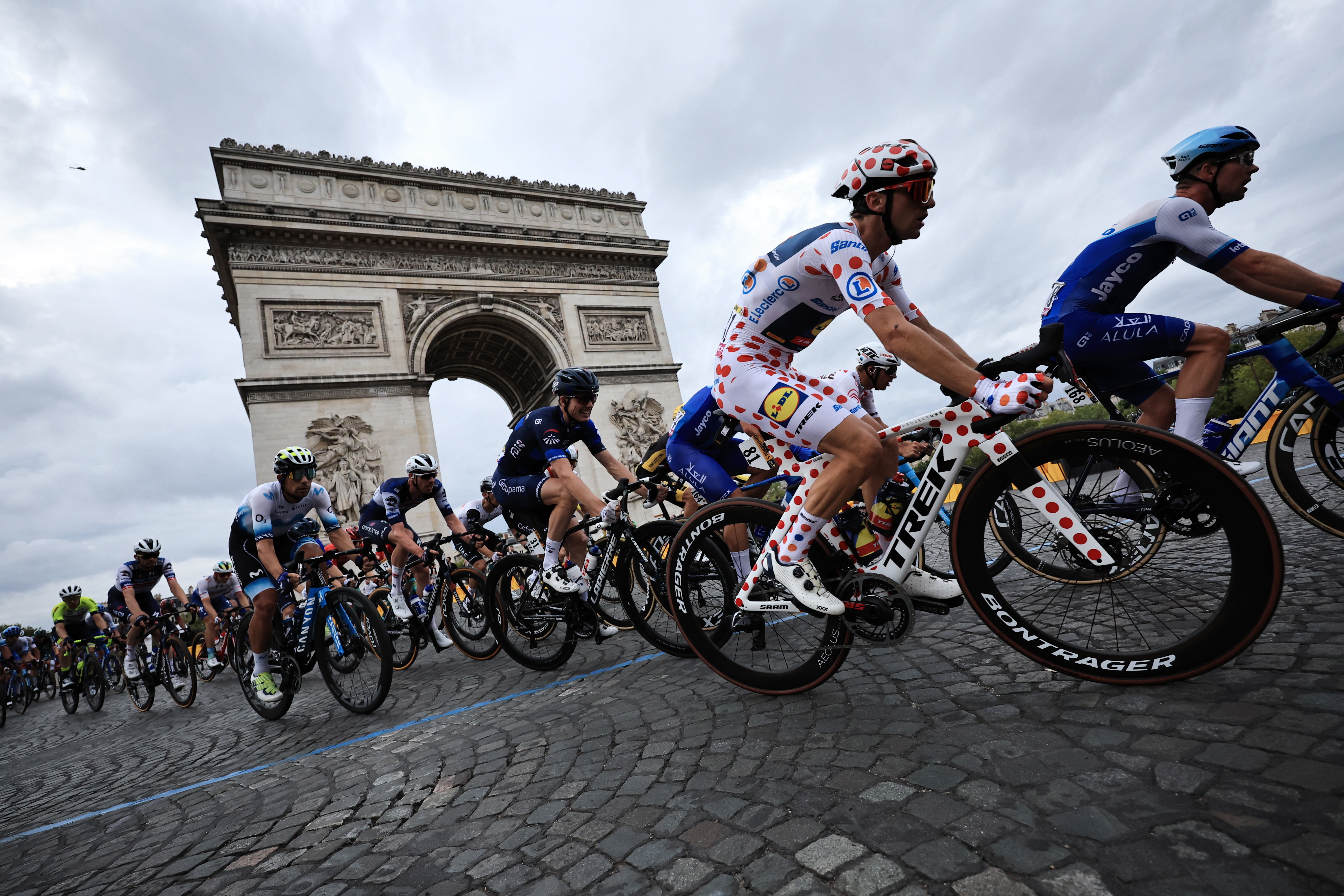 Combloux (France), 23/07/2023.- Polka Dot Jersey best climber Italian rider Giulio Ciccone of team Lidl-Trek rides past the Arc de Triomphe during the 21st and final stage of the Tour de France 2023 over 115kms from Saint-Quentin-en-Yvelines to Paris Champs-Elysee, France, 23 July 2023. (Ciclismo, Francia) EFE/EPA/CHRISTOPHE PETIT TESSON