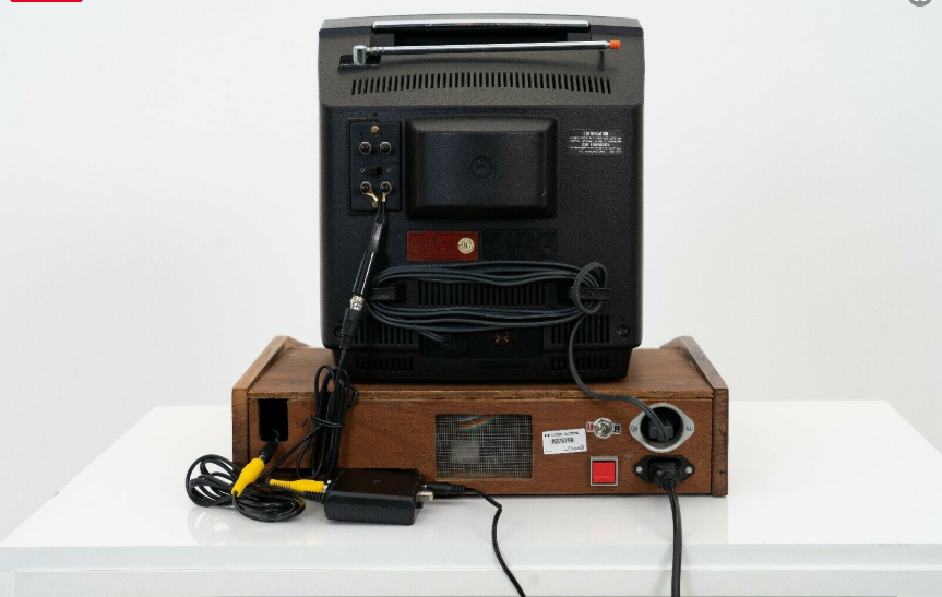 Así luce el artefacto por detrás.Tomado de Ebay.Dicho monitor, según el anuncio, es "un Sony TV-115 de época, recomendado por Steve Jobs, con modulador de vídeo".