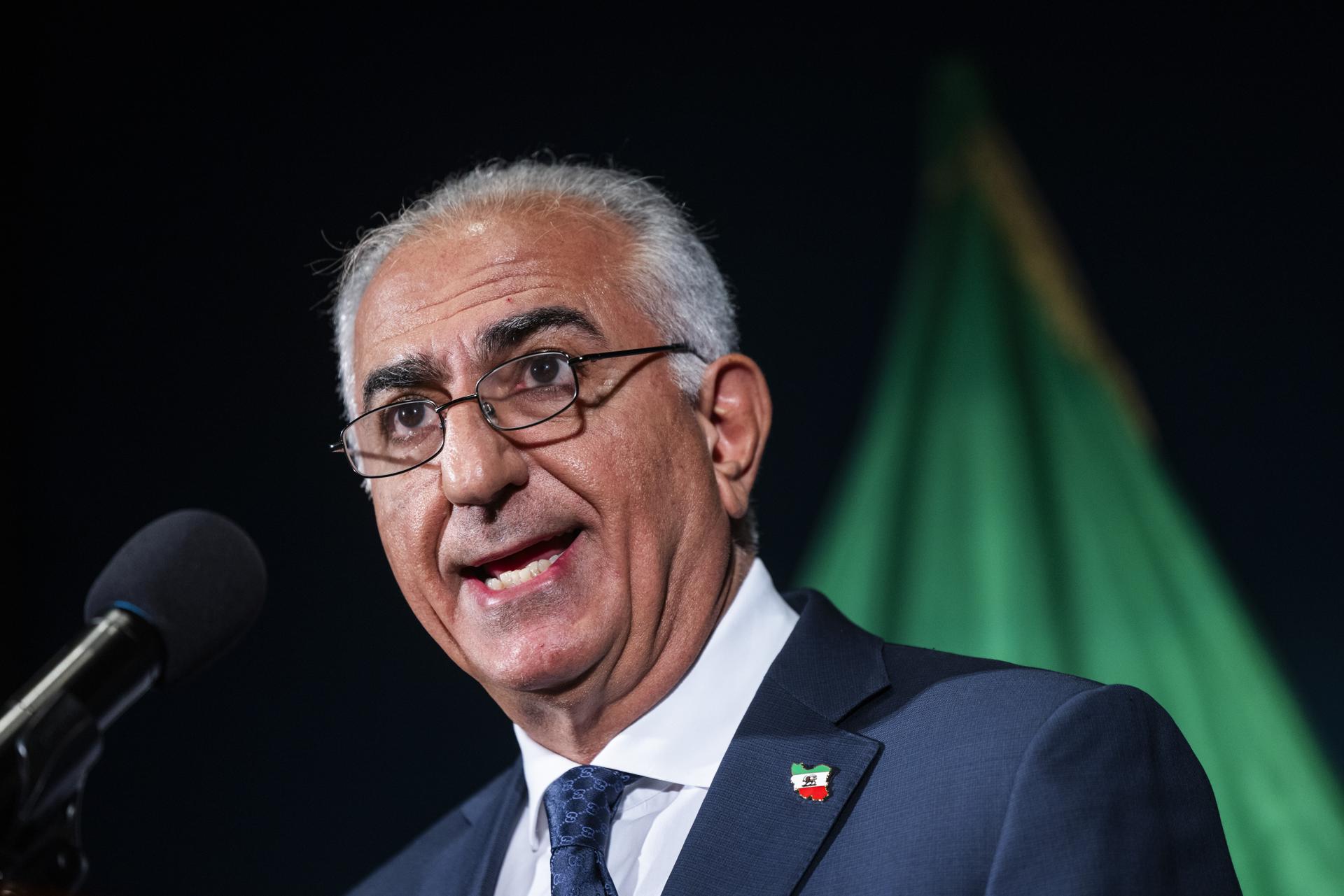 La historia del rey que huyó de Irán y el príncipe que hoy reclama el trono