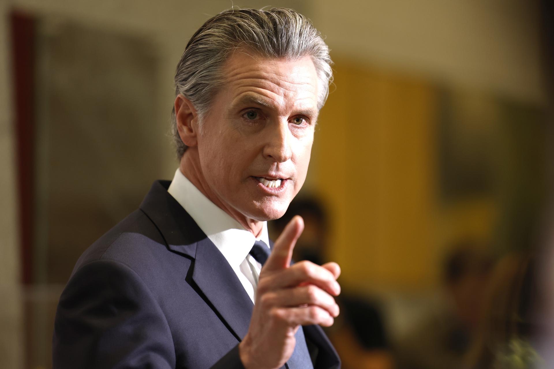 SAN FRANCISCO (United States), 13/06/2025.- California Governor Gavin Newsom responds to questions during a press conference after US federal Judge Charles Breyer halted US President Trump's deployment of California Guard soldiers in Los Angeles without consulting Governor Newsom in San Francisco, California, USA, 12 June 2025. Judge Breyer wrote that Trump's 'actions were illegal, exceeding the scope of his statutory authority and violating the Tenth Amendment to the United States Constitution.' Breyer did not intervene to stop the president from calling in the US Marines. (Estados Unidos) EFE/EPA/JOHN G. MABANGLO