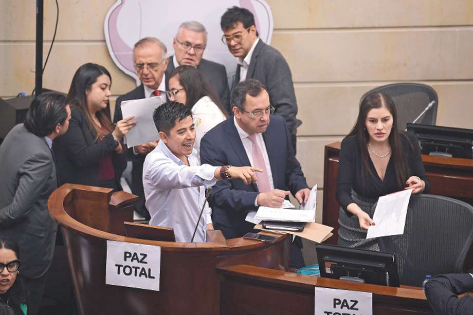 Estos son los cuatro voceros de paz de Petro que la Fiscalía busca recapturar