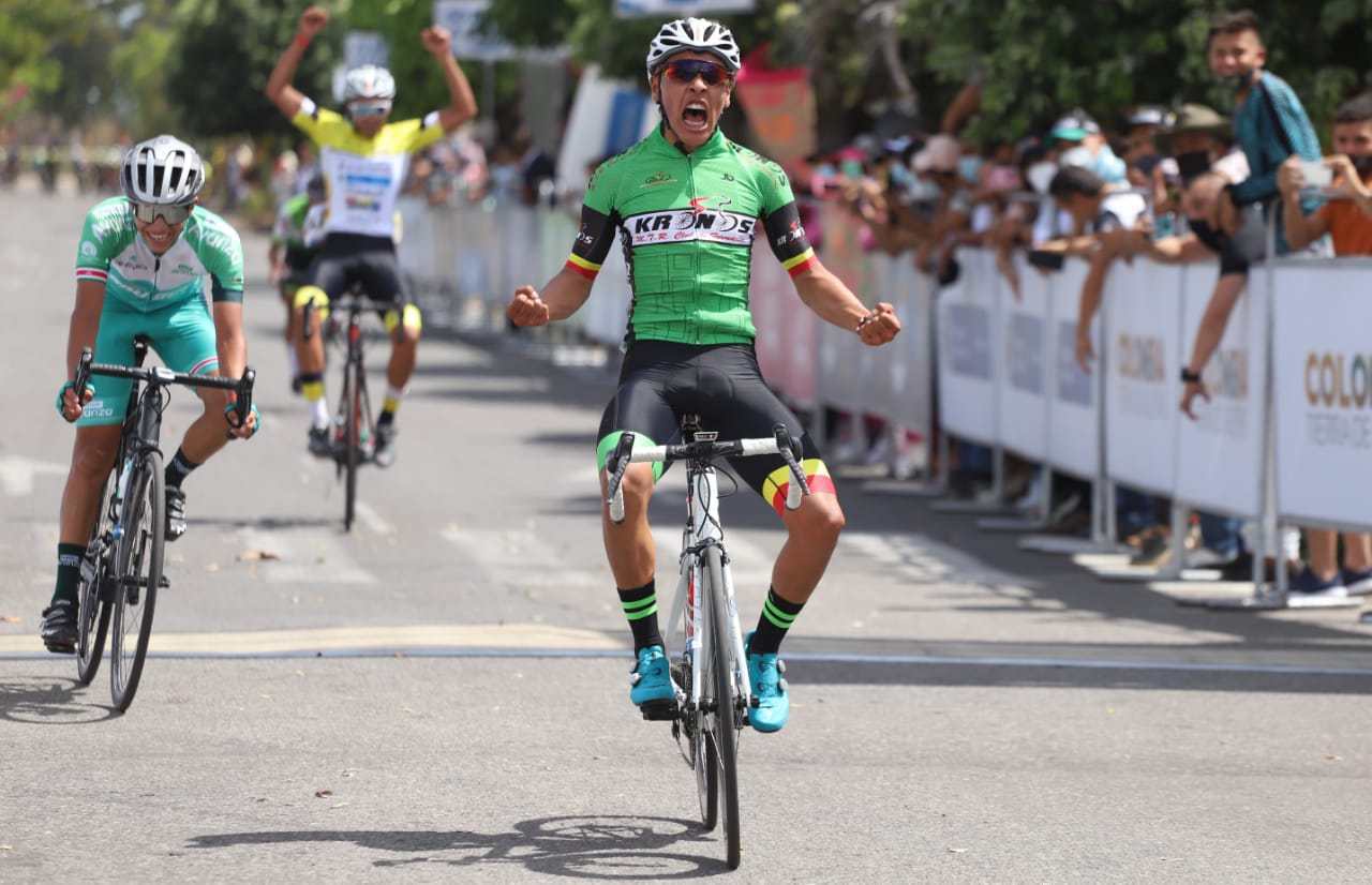 Juan Sebastián Ruiz en la meta de la primera etapa de la Vuelta del Porvenir.