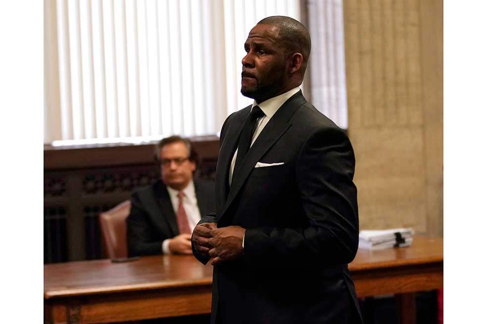 R. Kelly niega las acusaciones y asegura que las mujeres están mintiendo. / AFP