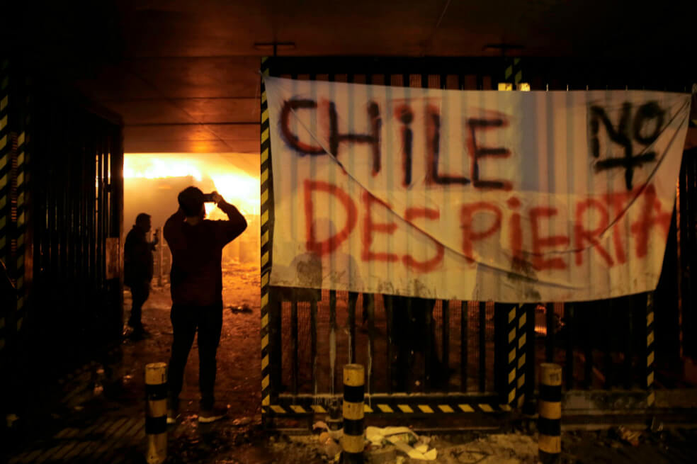 El comercio callejero florece en cada marcha en Chile