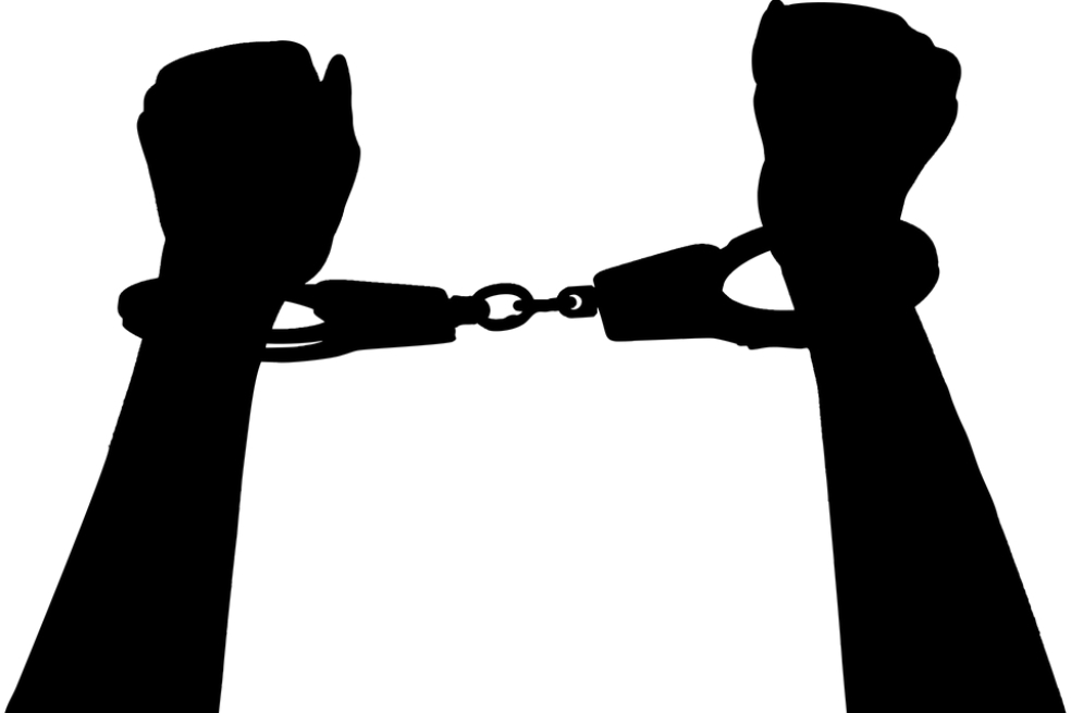 Niño de siete años es esposado y detenido tras atacar a una maestra