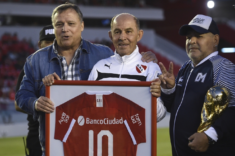El pasado 22 de febrero, Daniel Bertoni (izq.), Ricardo Bochini y Diego Maradona (der.) fueron homenajeados en el duelo entre Independiente y Gimnasia. Getty Images. 