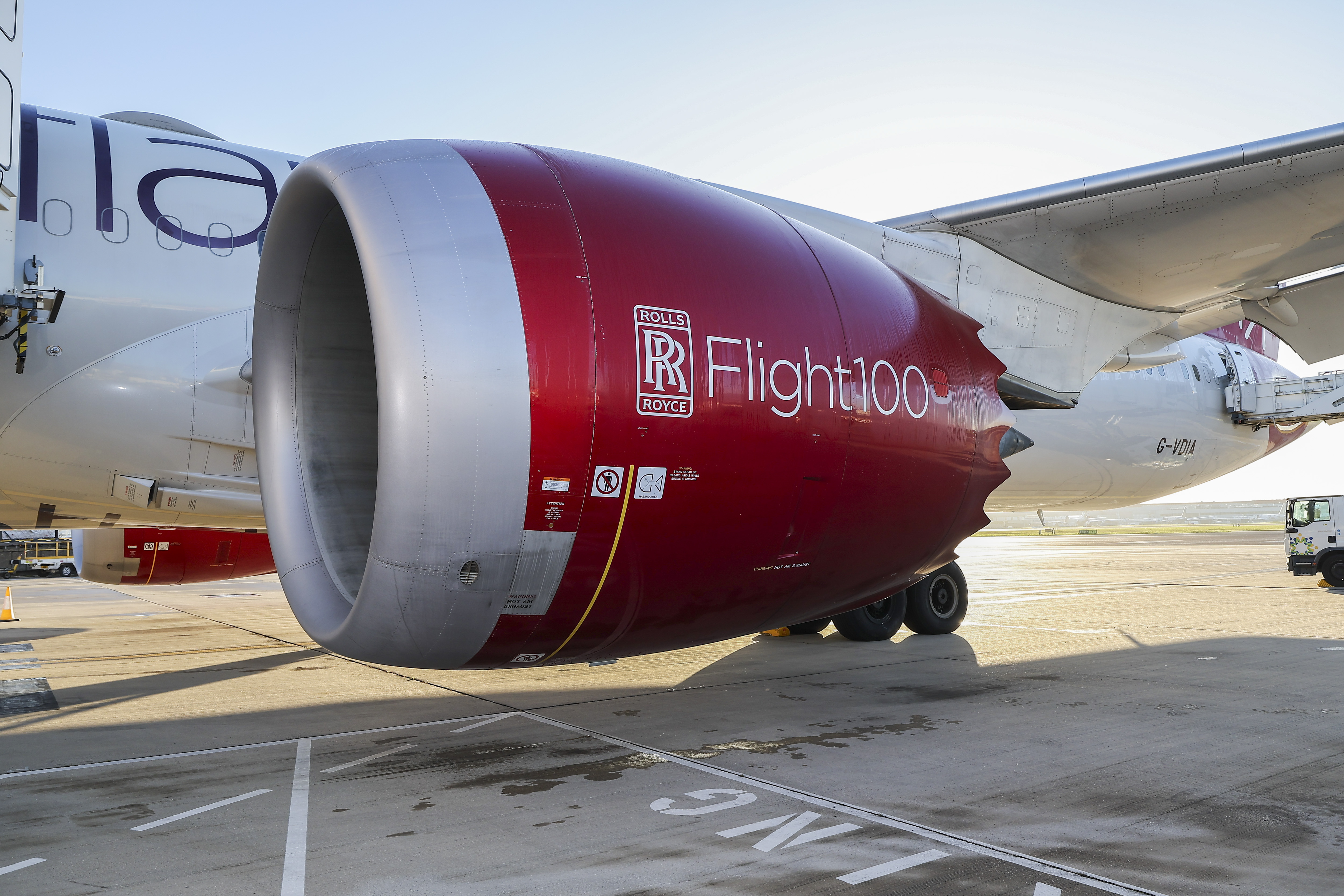London (United Kingdom), 28/11/2023.- A handout photo made available by Virgin Atlantic shows Virgin Atlantic's Flight100, the first commercial airplane to be making a transatlantic flight with 100 percent Sustainable Aviation Fuel (SAF), at Heathrow Airport in London, Britain, on 28 November 2023. The plane is flying on 28 November from London to New York's John F. Kennedy International Airport as a demonstration of the viability of the new fuel, which is made from waste products and reportedly delivers CO2 lifecycle emissions savings of up to 70 percent. (Reino Unido, Londres, Nueva York) EFE/EPA/VIRGIN ATLANTIC / HANDOUT HANDOUT EDITORIAL USE ONLY/NO SALES HANDOUT EDITORIAL USE ONLY/NO SALES