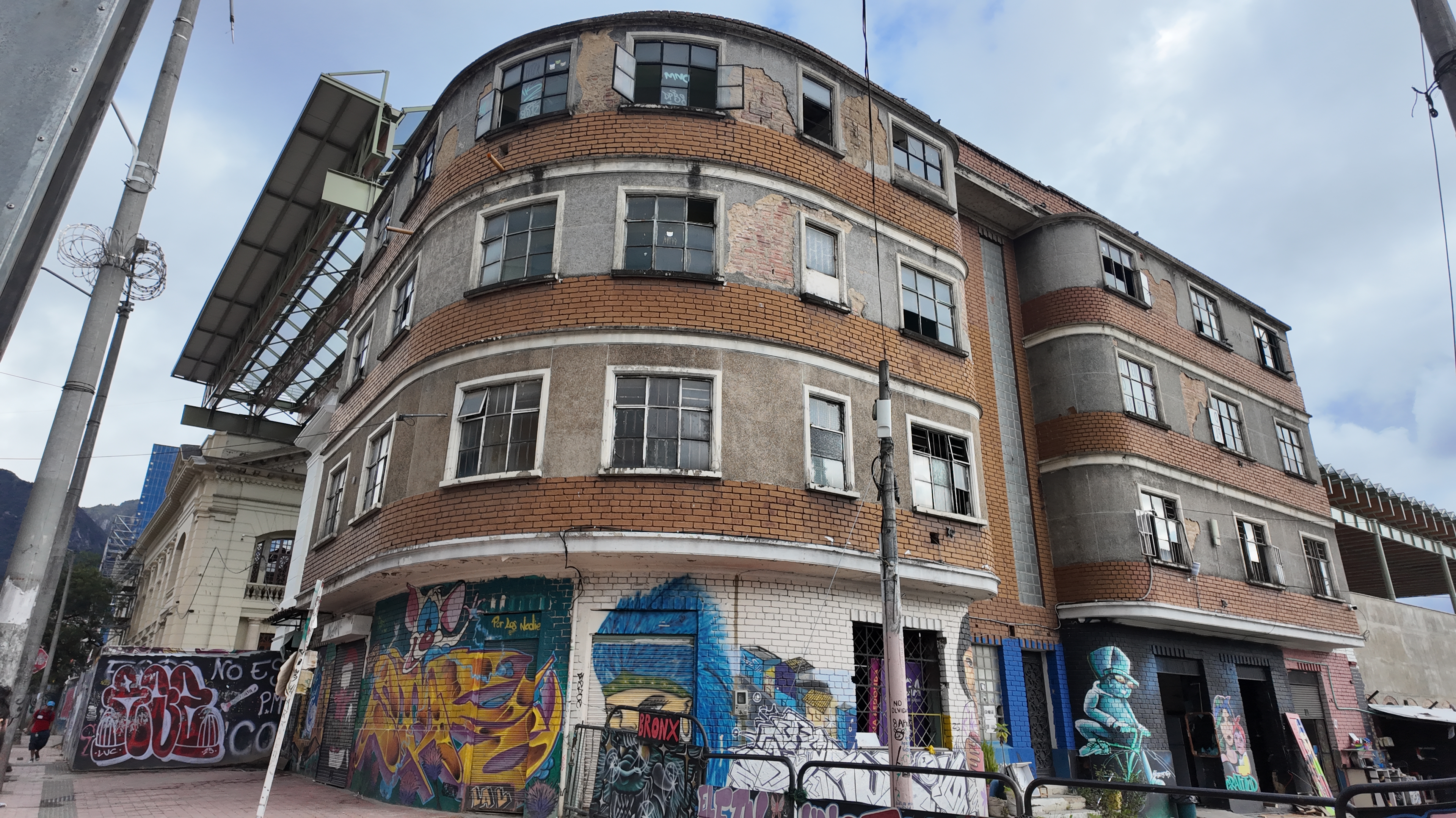El Bronx Distrito Creativo se desarrolla en dos fases. En la primera se entregarán la plazoleta sobre la avenida Caracas, la Facultad de Medicina restaurada y espacios destinados a la circulación y comercialización de emprendimientos. Estos espacios también permitirán presentaciones de artes vivas, música, teatro y exposiciones.