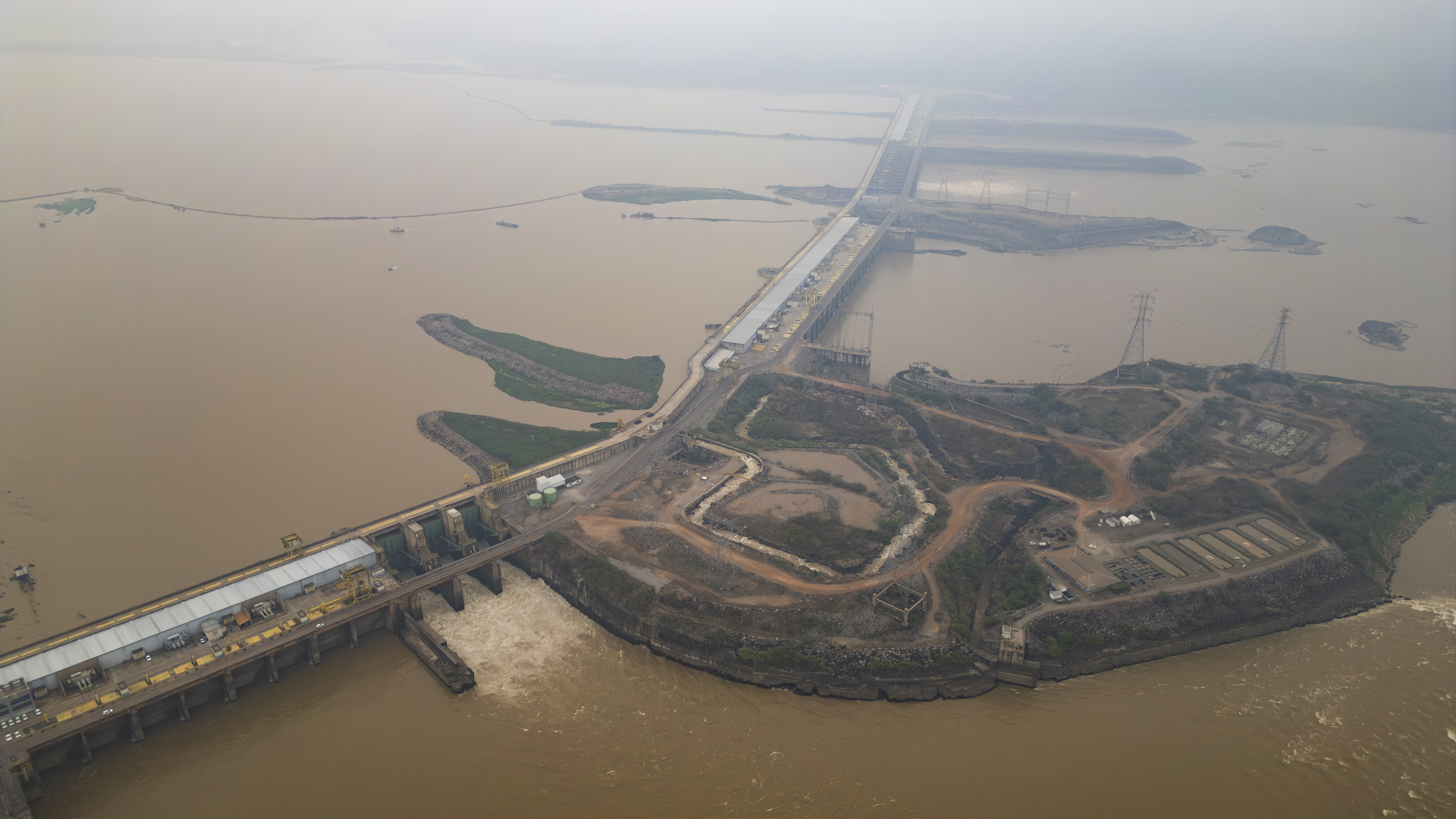 BRA100. PORTO VELHO (BRASIL), 10/09/2024.- Fotografía aérea de la central hidroeléctrica de Santo Antônio, que paralizó parte de sus unidades generadoras debido al bajo nivel del río Madeira, este martes en Porto Velho (Brasil). EFE/ Isaac Fontana