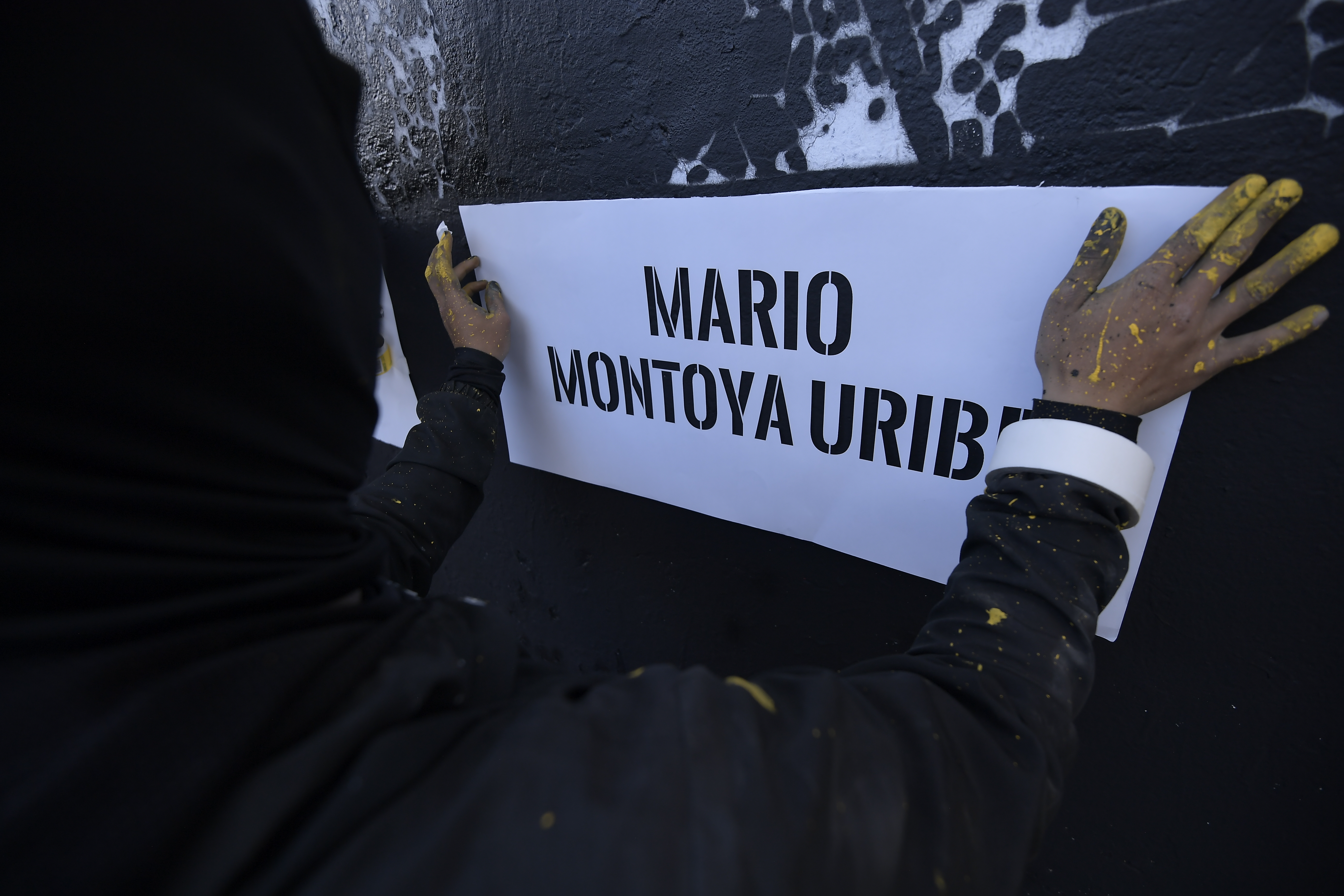 En la ciudad de Bogotá, integrantes de la #CampañaPorLaVerdad se reunieron para pintar el mural "¿Quienes dieron la orden para...?". El colectivo, que reúne también a víctimas y artistas urbanos, busca hacer visibles a agentes del estado y miembros de la fuerza pública denunciados por crímenes relacionados con paramilitarismo cometidos contra 72.942 víctimas, y con la propuesta artística buscan presionar para que sean llamados a comparecer ante la JEP.