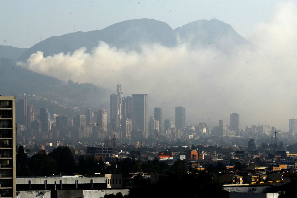 Intenso incendio afecta cerros de Bogotá