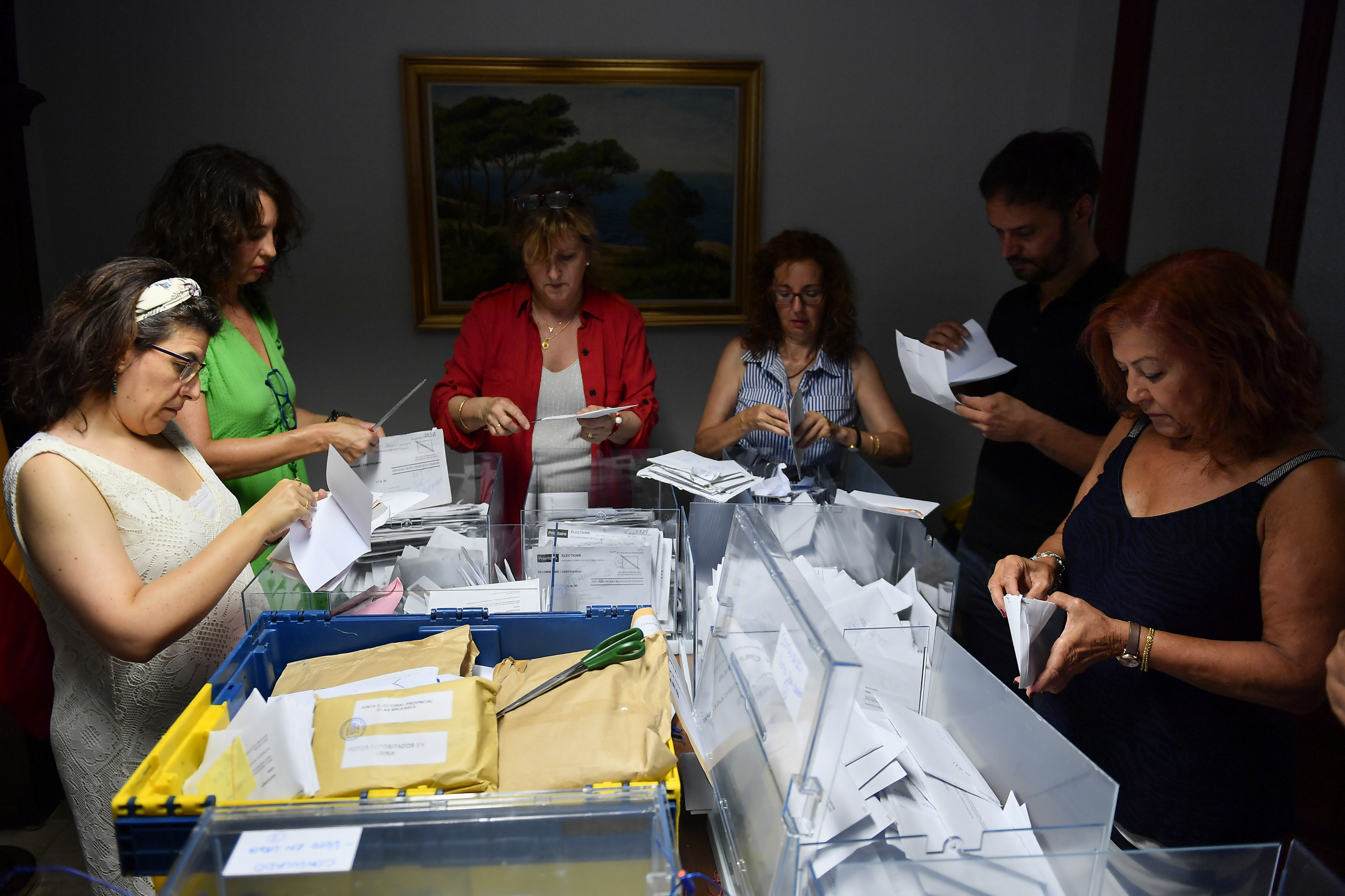 En España, la izquierda y la derecha están a la espera de los votos en el exterior