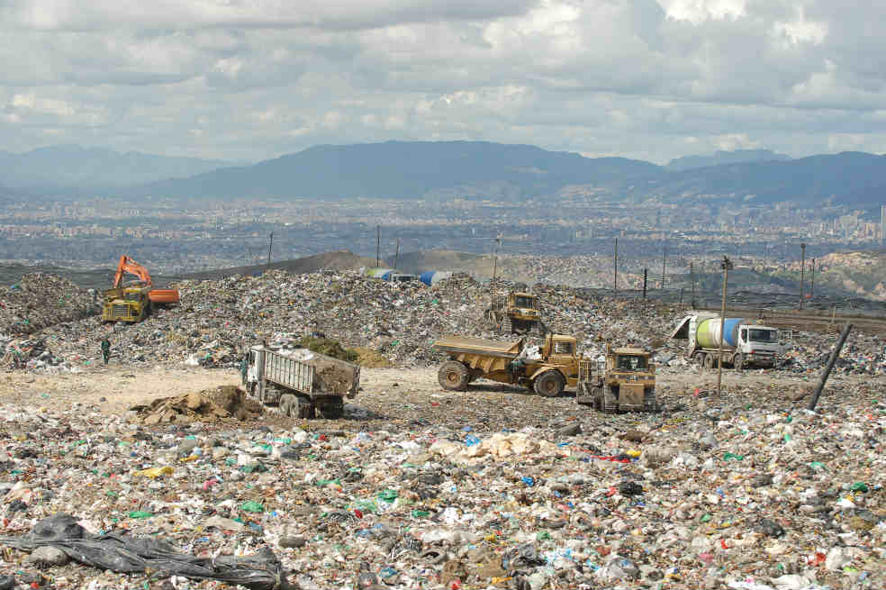 Petro busca ente público de aseo