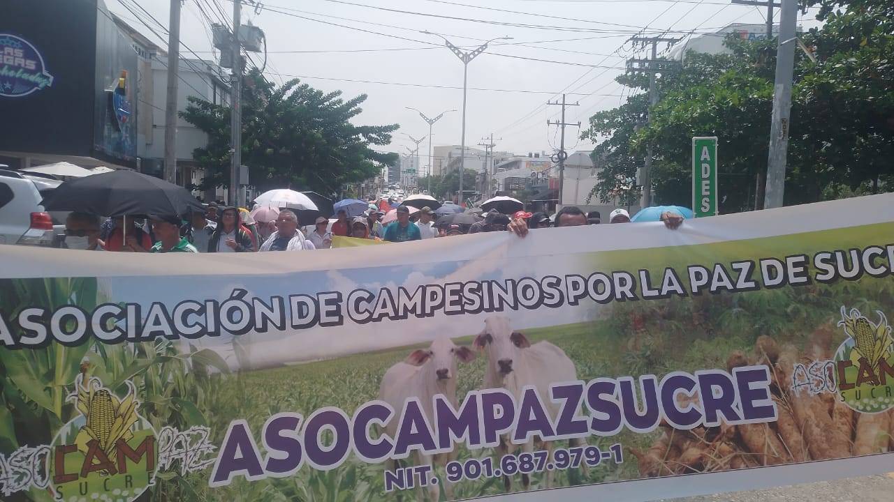 Campesinos que exigen reubicación de tierras bloquean la vía Sincelejo-Corozal